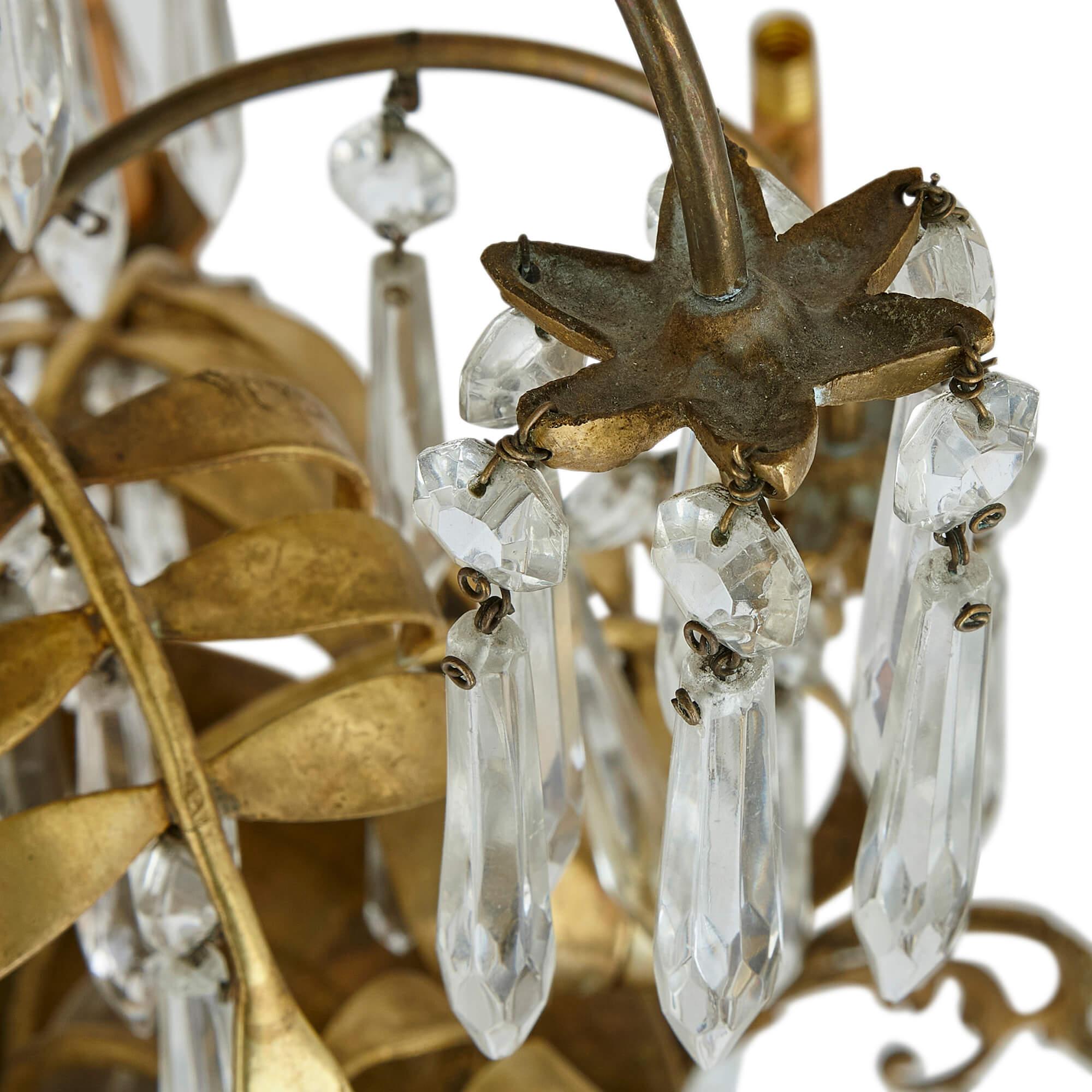 Antiker französischer Kronleuchter aus geschliffenem Klarglas und Ormolu mit zwölf Lichtern (Glas) im Angebot
