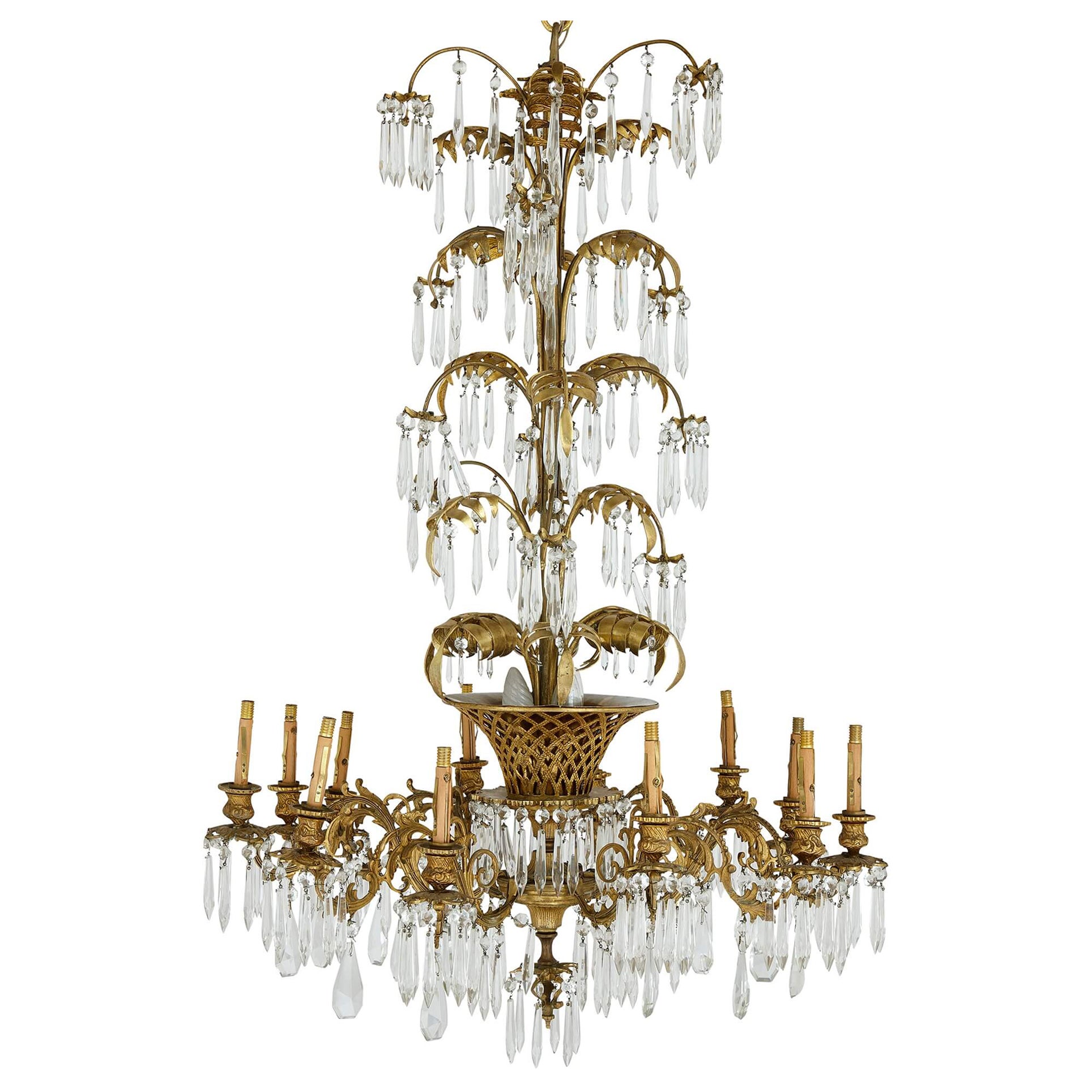 Antiguo candelabro francés de doce luces de cristal tallado transparente y ormolu