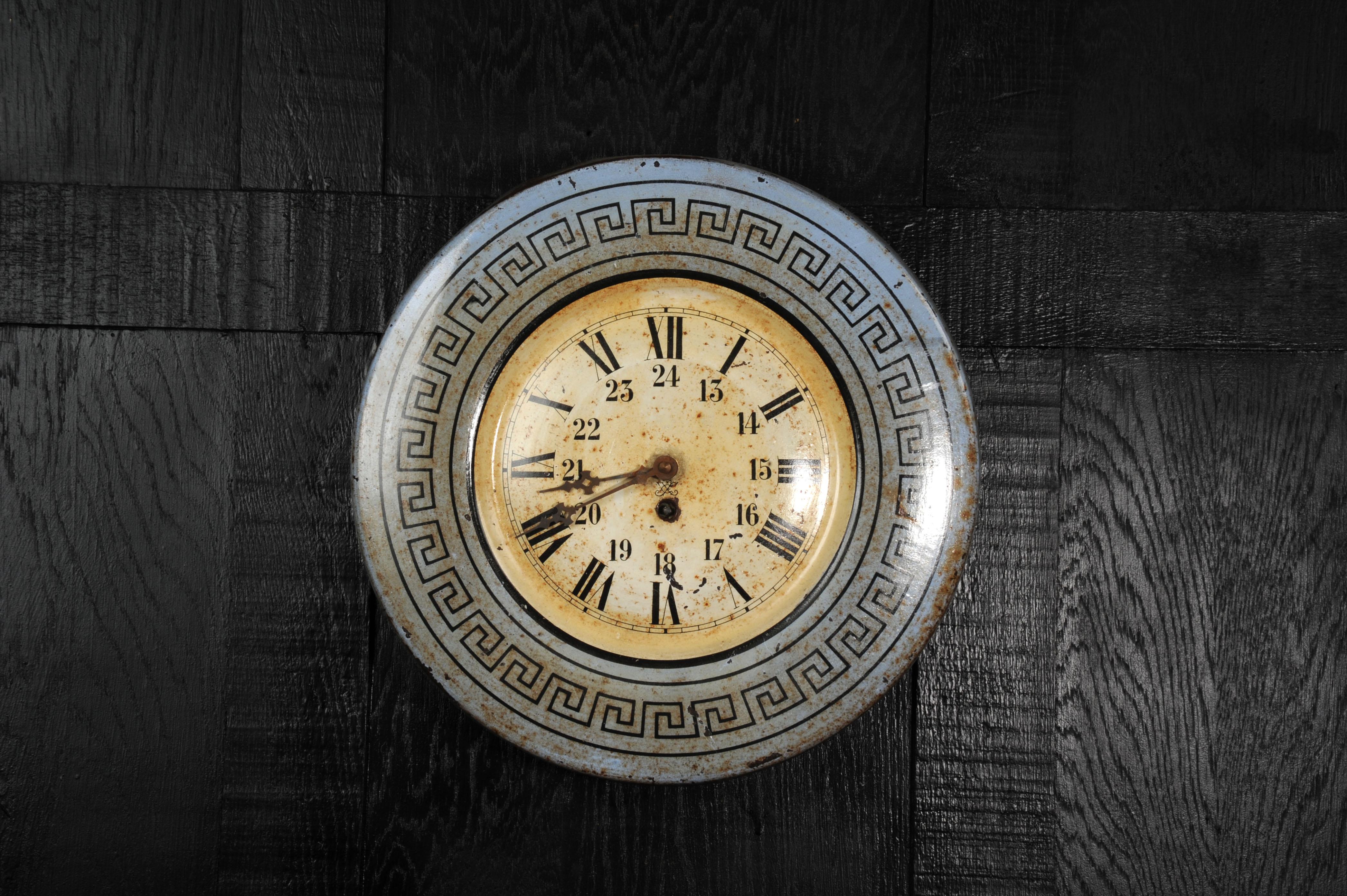 Orologio da parete industriale francese, quadrante originale Japy Frères - Patina Urban Decay
Questo orologio da parete di grande bellezza presenta un quadrante originale in metallo dipinto di Japy Frères, recuperato da un sito industriale francese