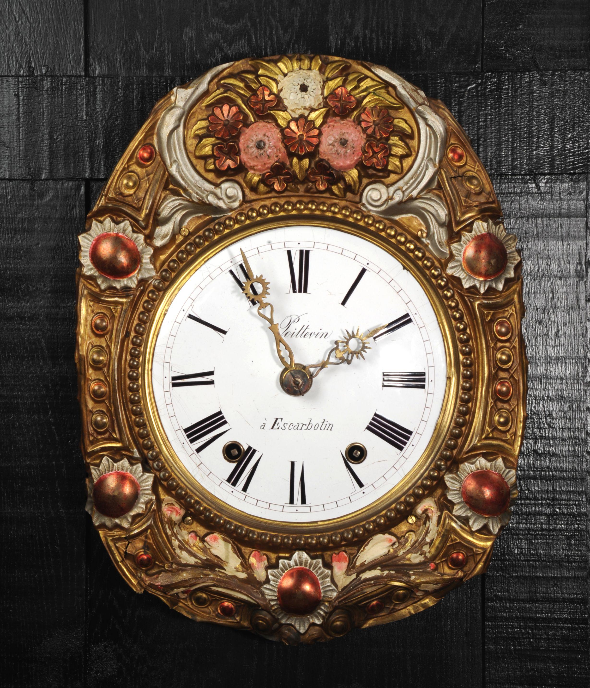 Eine charmante antike Französisch comptoise Uhr Zifferblatt, schön naiv repoussé Arbeit umgeben mit gemalten Dekoration, Porzellan-Emaille-Zifferblatt mit Messingzeigern. Ursprünglich mit einem großen gewichtsgetriebenen Uhrwerk ausgestattet, fehlte