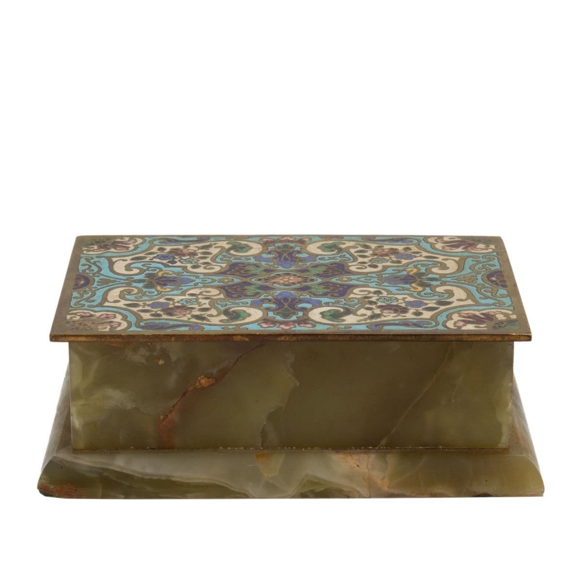 French antique onyx box with intricate cloisonné enamel lid. Dating to the 19th century.

Dimensions: 5.8