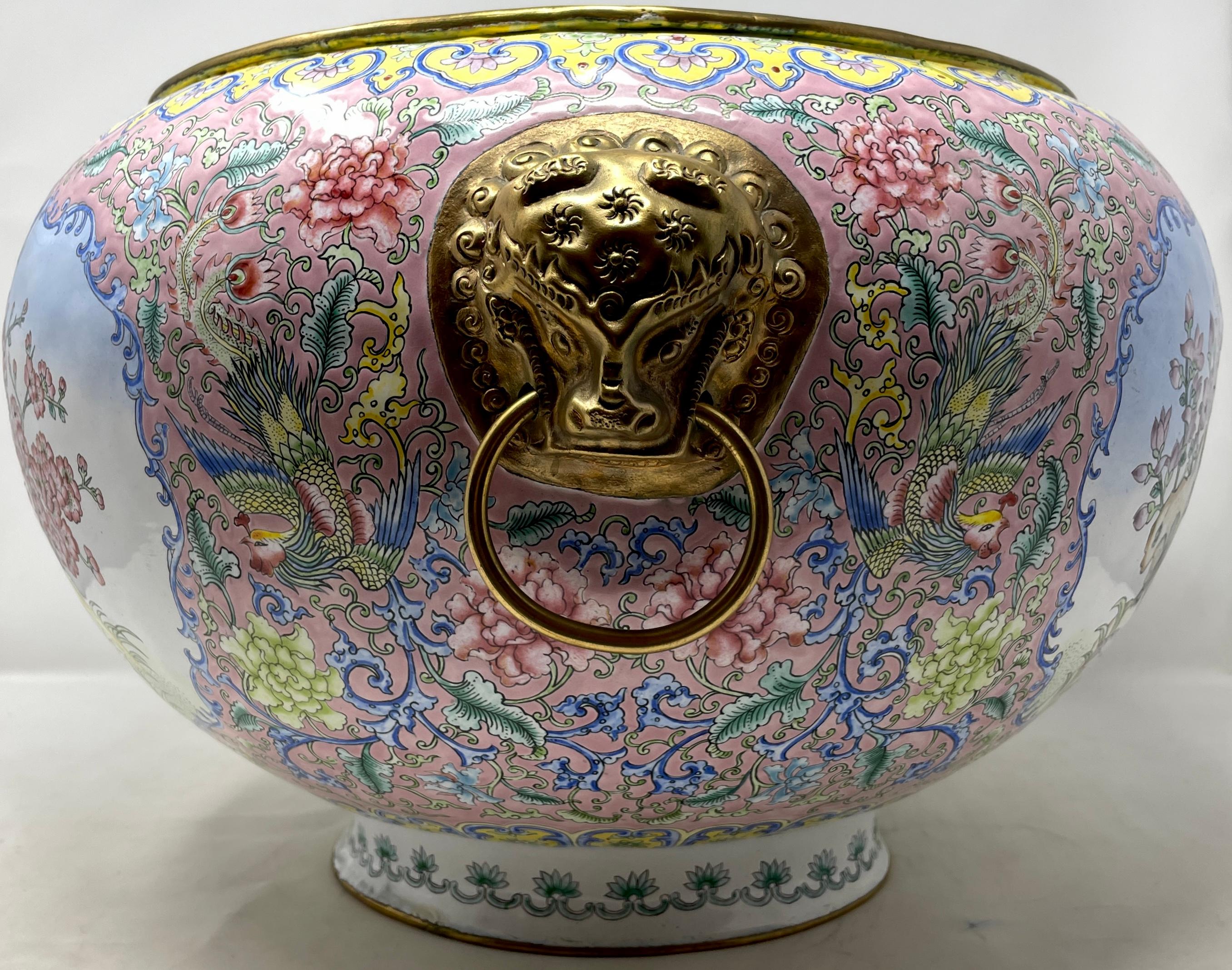 Français Jardiniere ancienne en porcelaine émaillée cloisonnée, circa 1880-1890. en vente