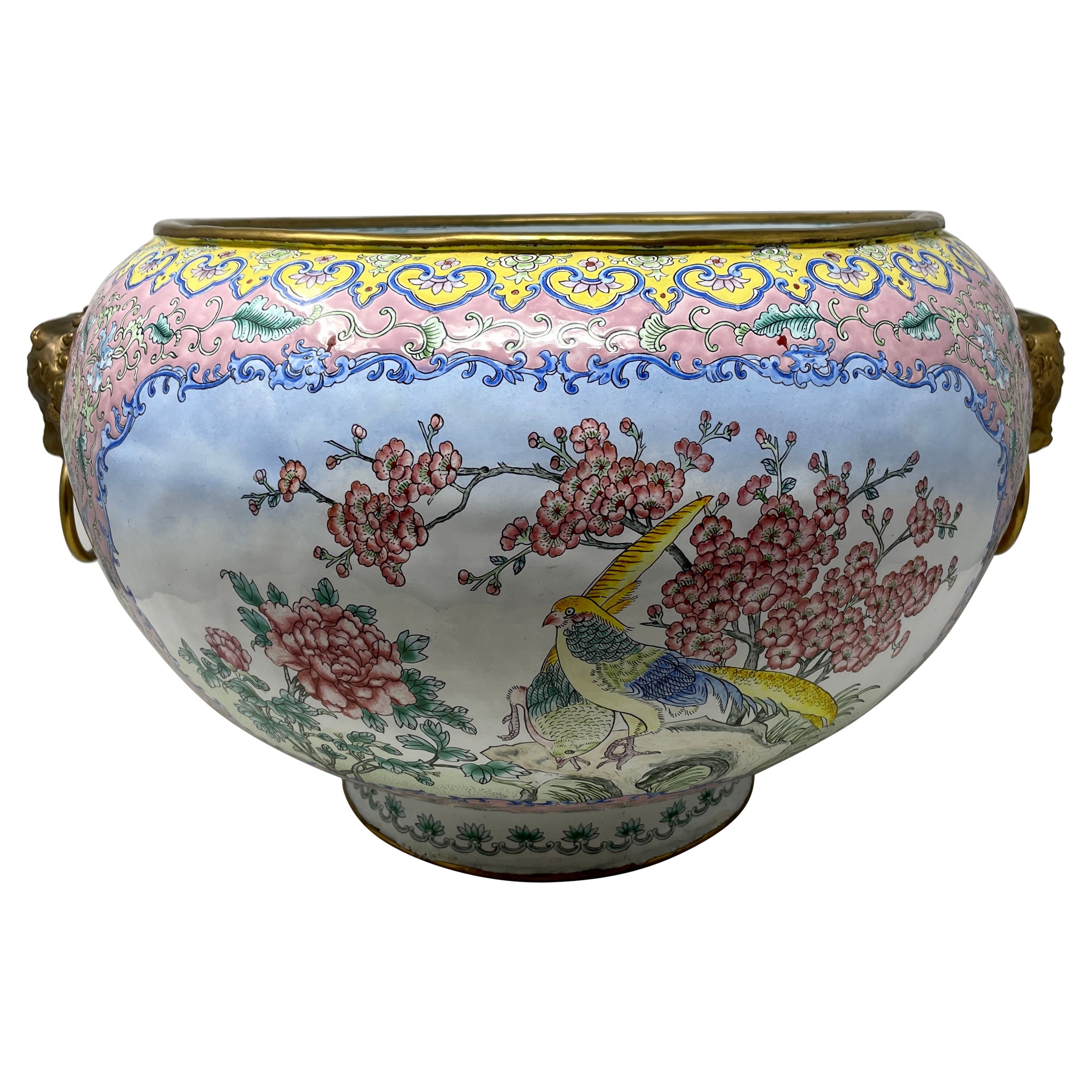 Jardiniere ancienne en porcelaine émaillée cloisonnée, circa 1880-1890.
