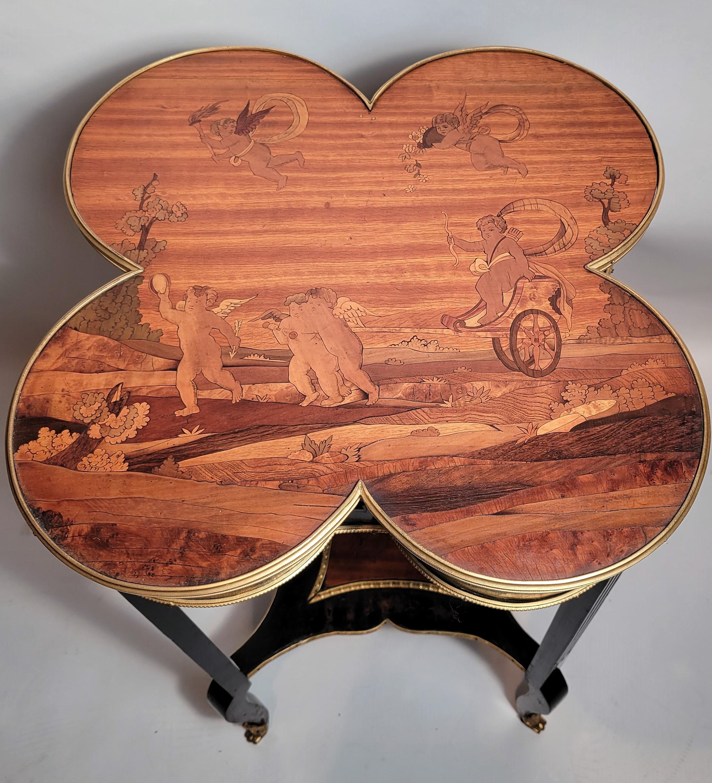 Européen Ancienne table à bijoux française en forme de trèfle avec bois incrustés en vente