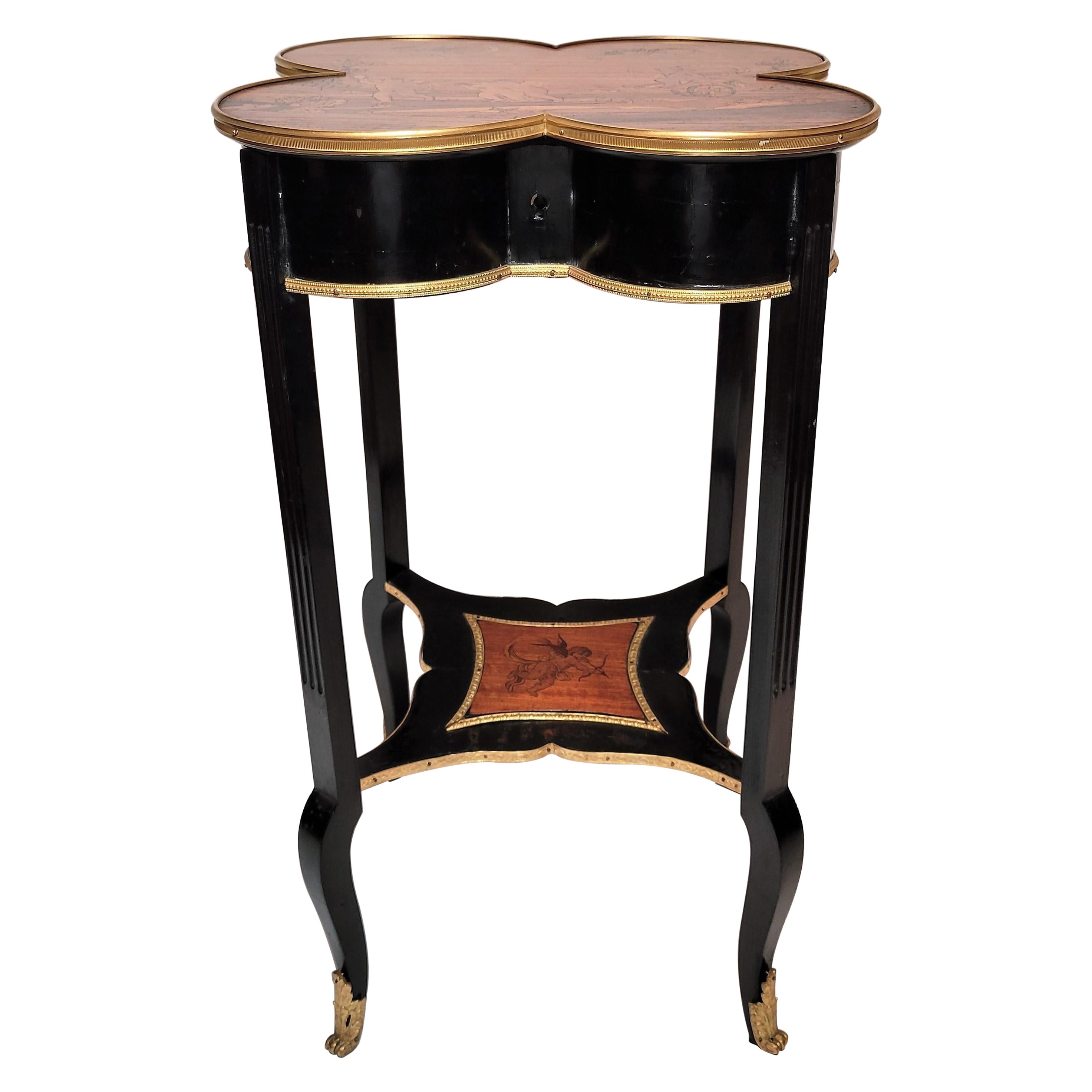 Ancienne table à bijoux française en forme de trèfle avec bois incrustés en vente