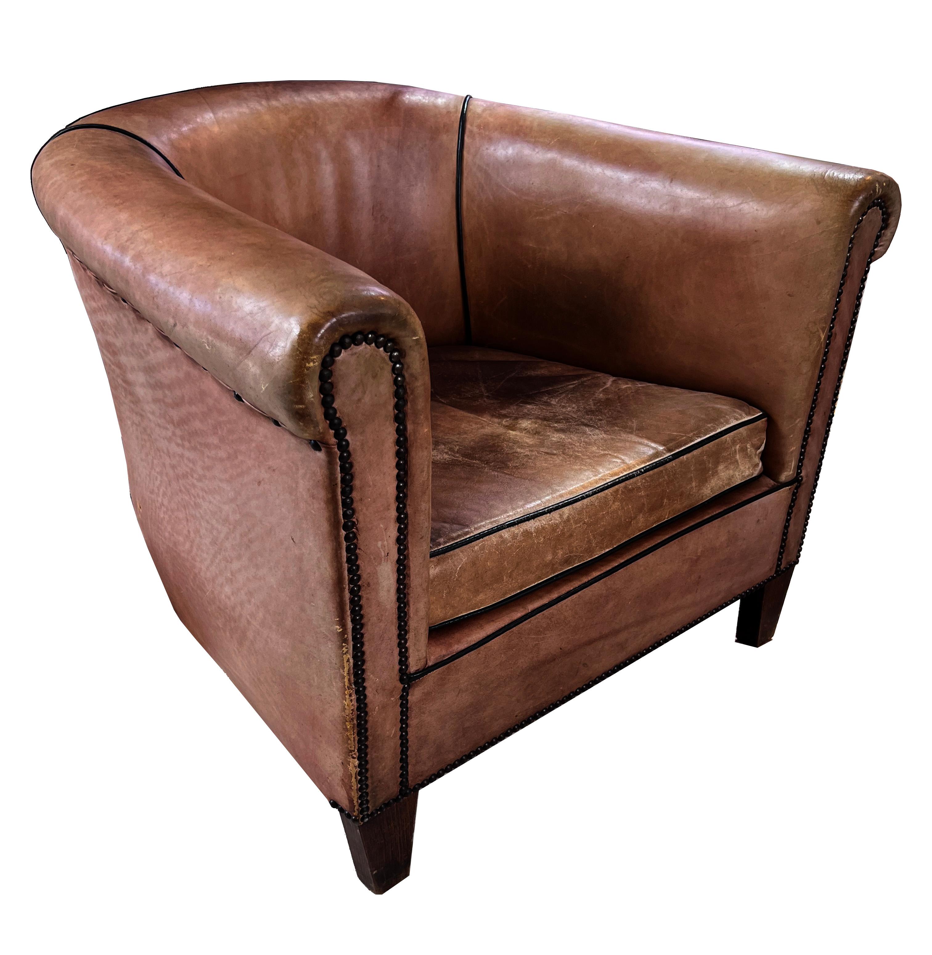 Magnifique paire de fauteuils club français anciens, aux détails finement cloutés et à la patine d'ancienneté parfaite. Ces antiquités sont difficiles à trouver par paire. Ils ne sont pas seulement à la pointe du progrès, ils sont également