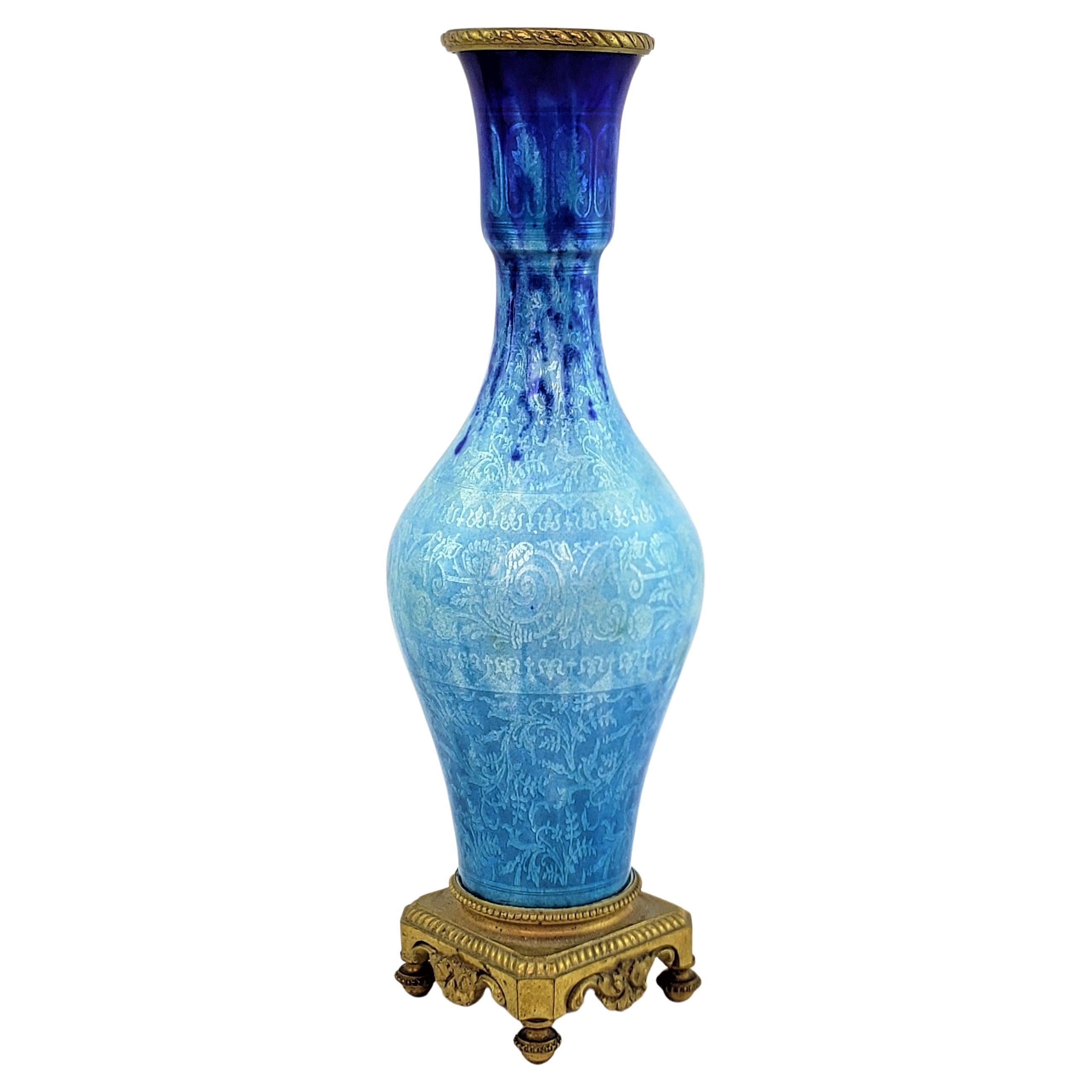 Ancien vase français émaillé bleu cobalt avec base sur piédestal en bronze doré