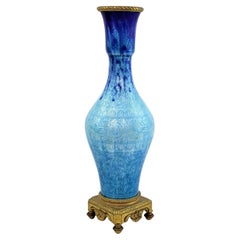 Ancien vase français émaillé bleu cobalt avec base sur piédestal en bronze doré