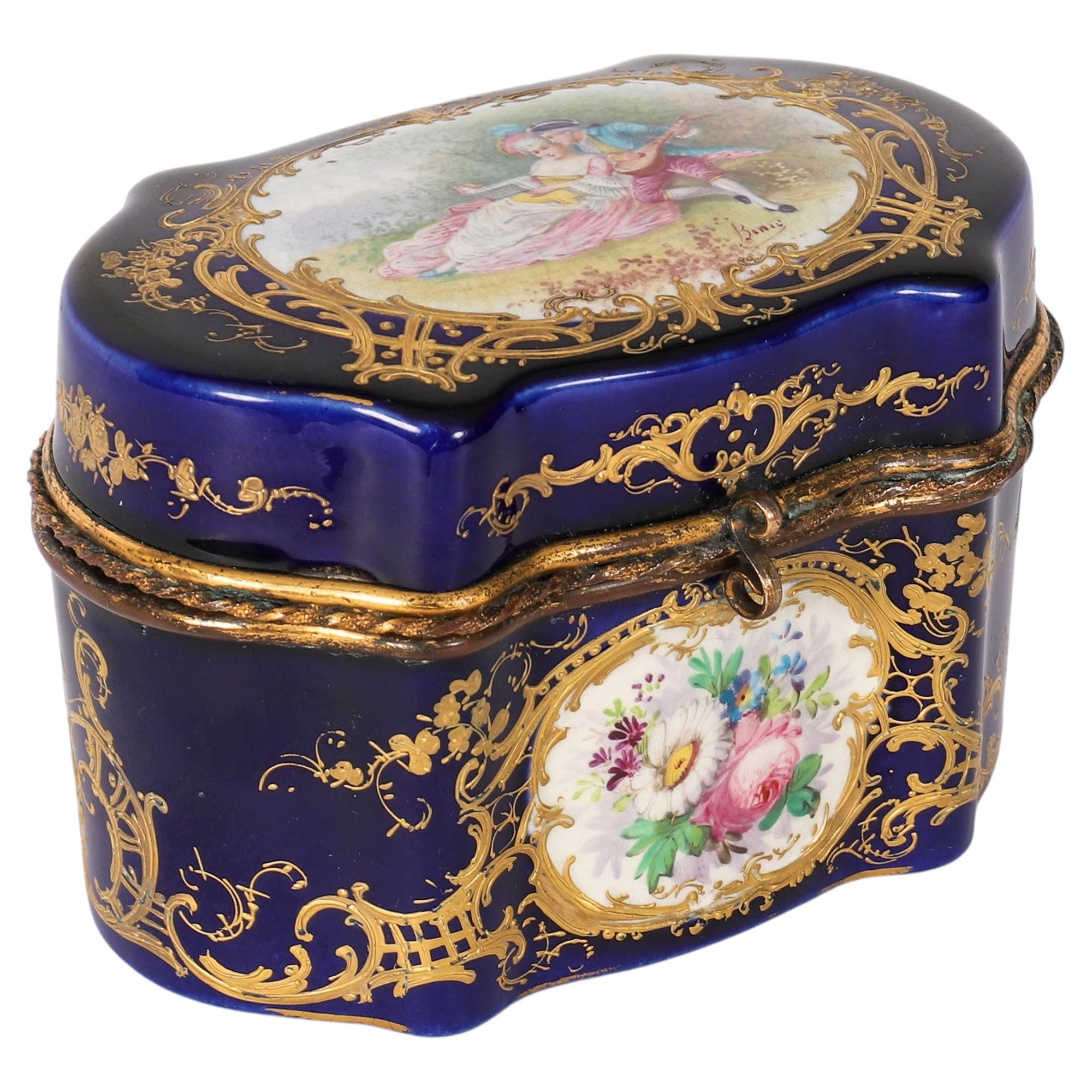 What is the difference between faience and porcelain?