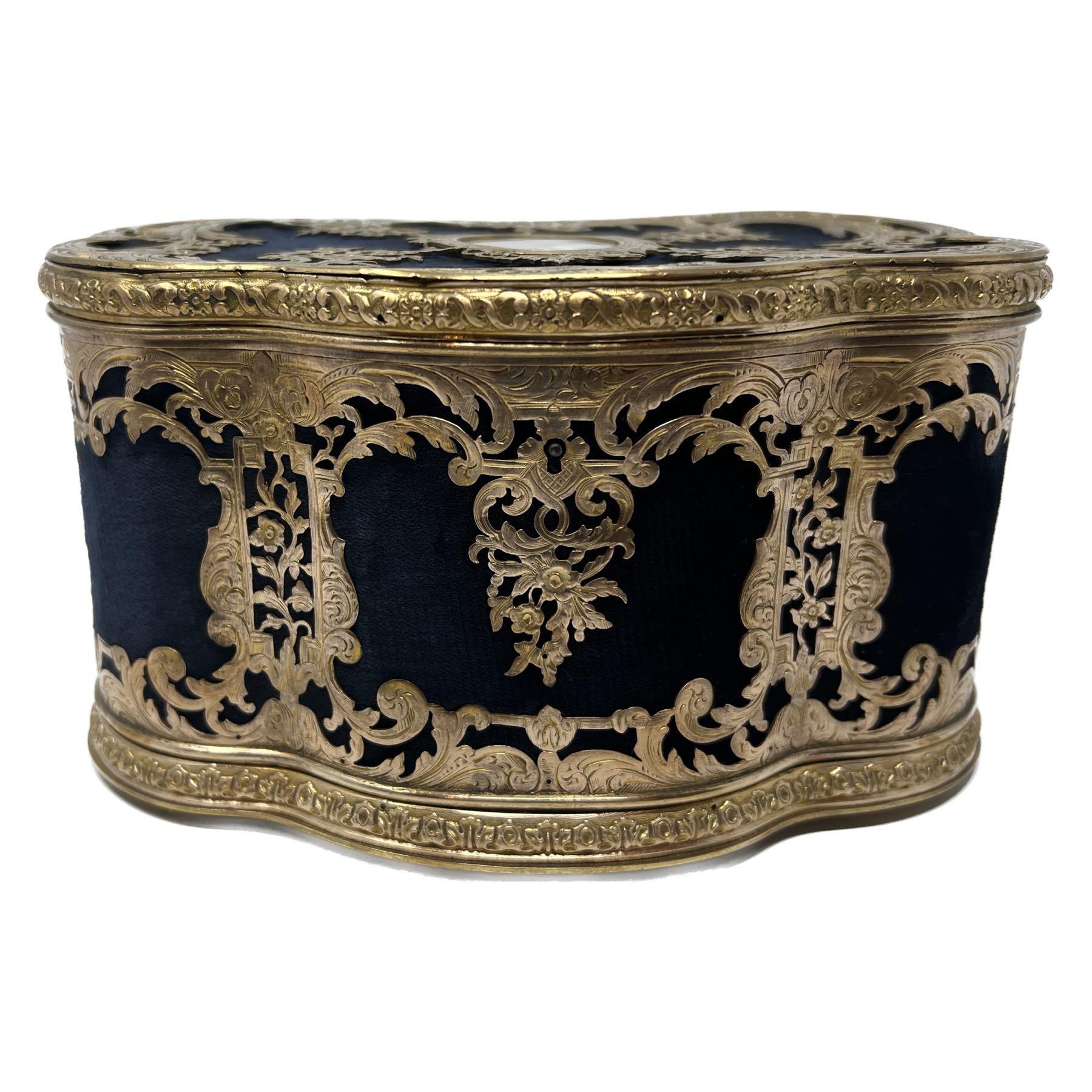 Français Boîte à bijoux française ancienne en cobalt et bronze doré délicat « dentelle », vers 1870 en vente