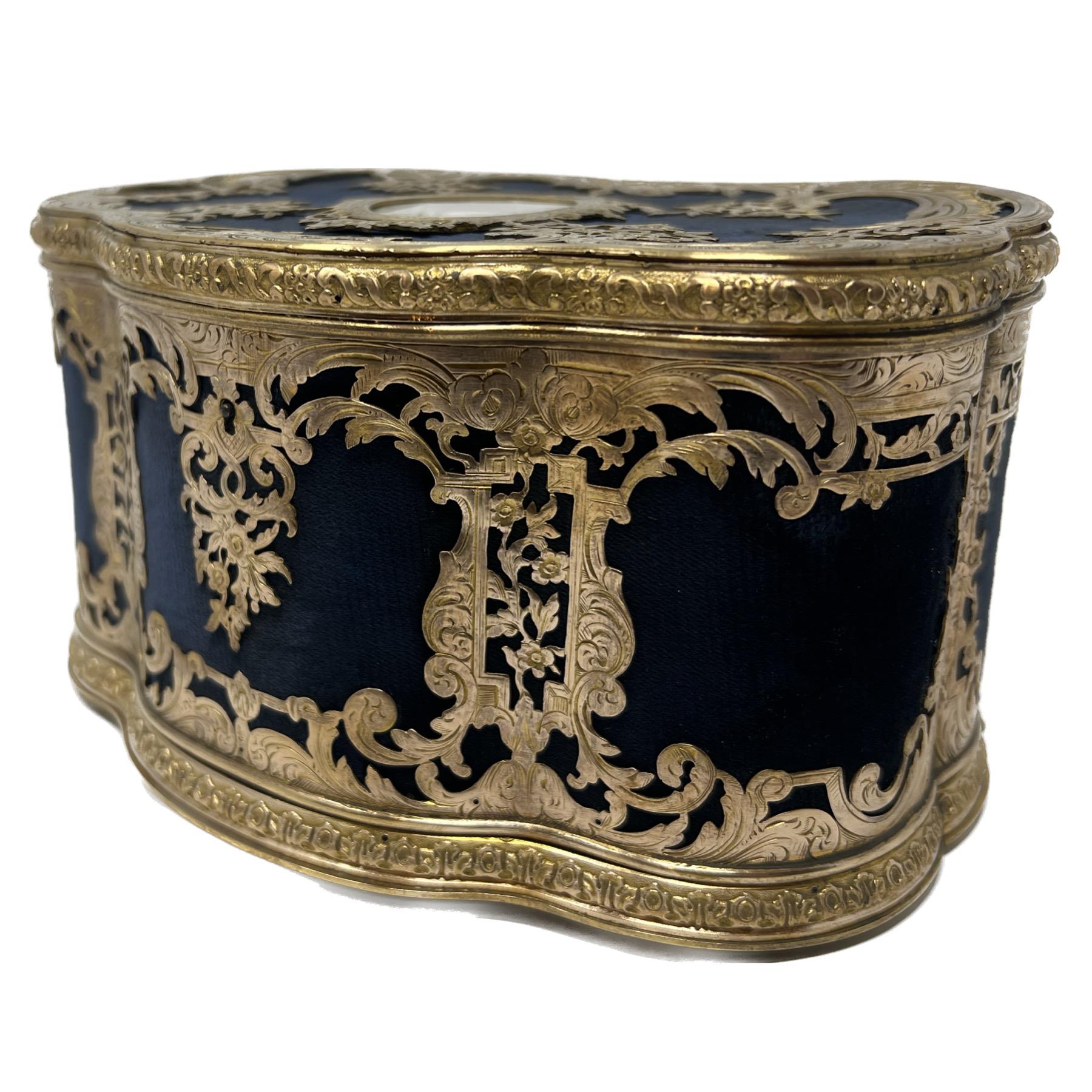 Boîte à bijoux française ancienne en cobalt et bronze doré délicat « dentelle », vers 1870 Bon état - En vente à New Orleans, LA