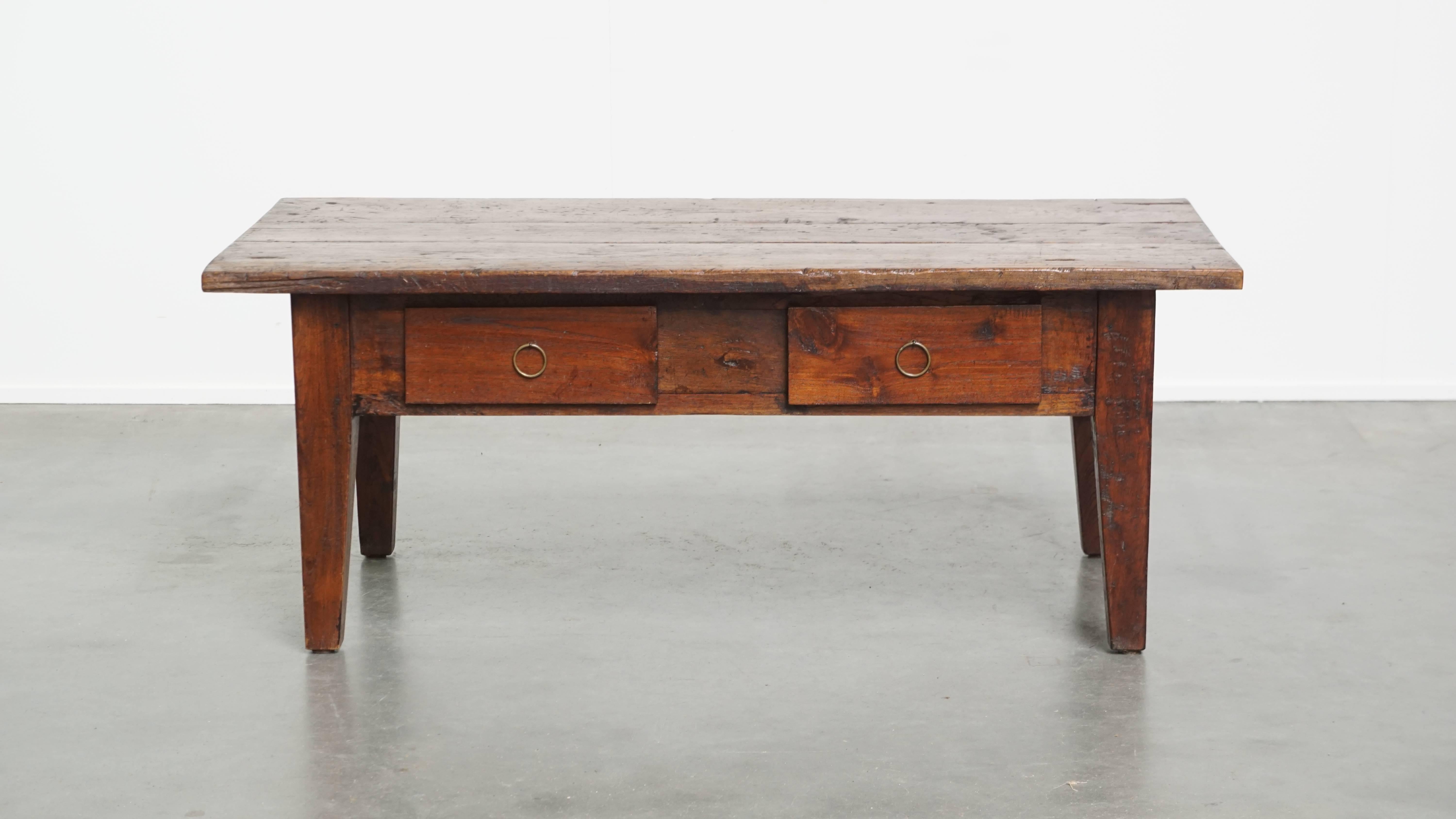 Nous vous proposons cette charmante et pratique table basse ancienne française aux couleurs éclatantes et à la belle patine. Cette délicieuse table basse ancienne attire tous les regards et s'intègre parfaitement dans les intérieurs classiques et