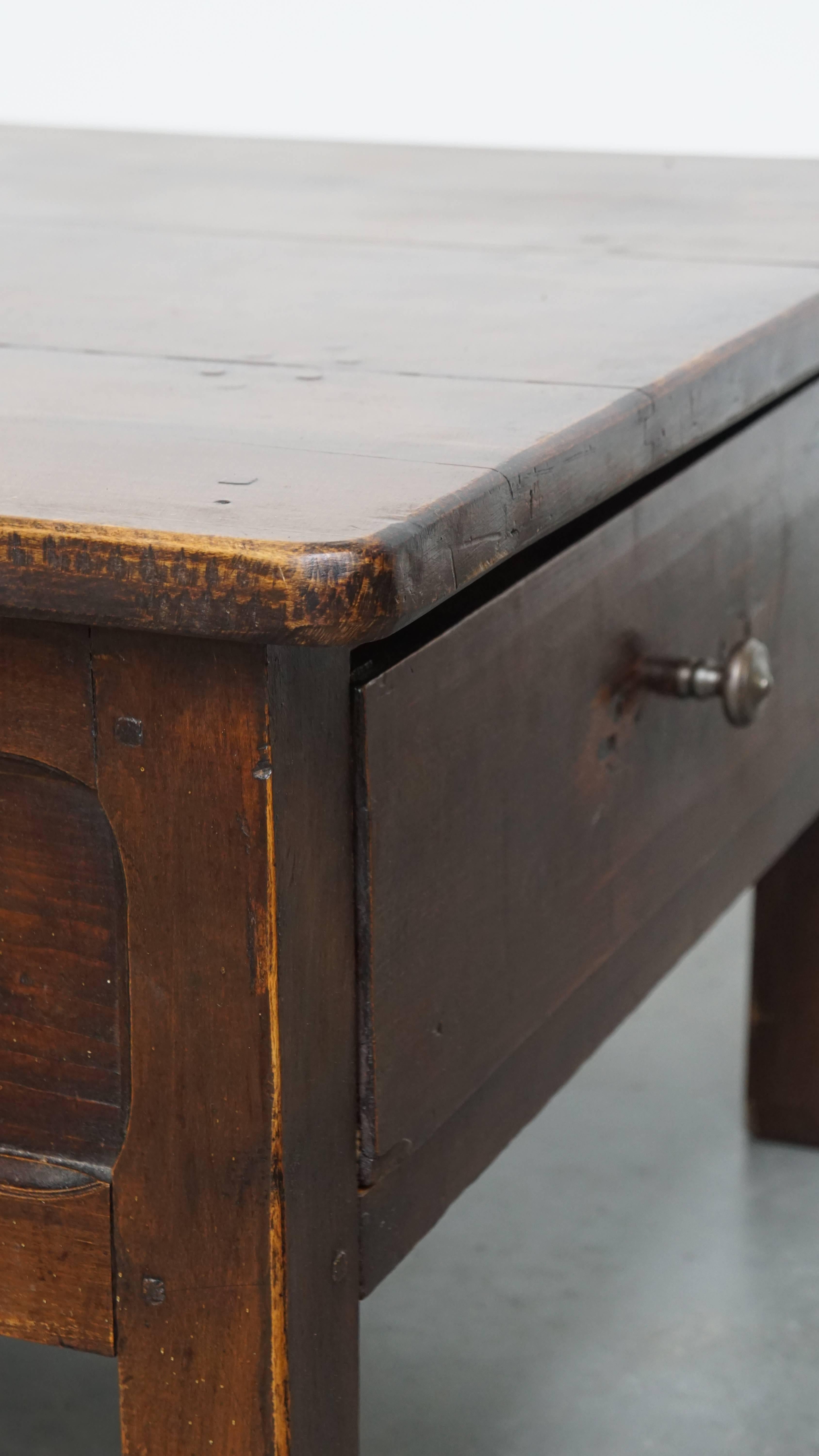 Mesa baja Antique French de madera de frutal con 5 cajones en venta 4