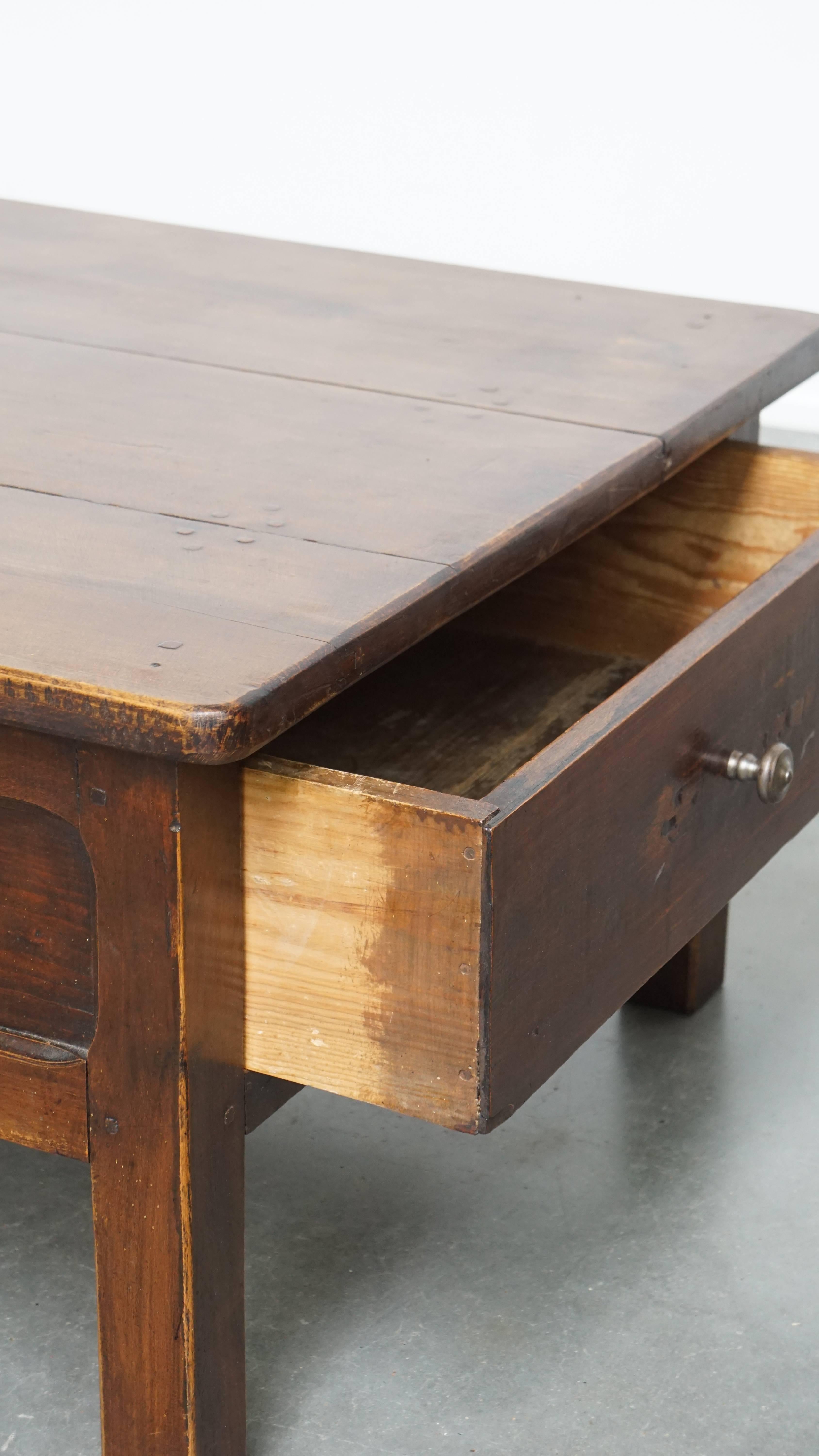 Mesa baja Antique French de madera de frutal con 5 cajones en venta 5