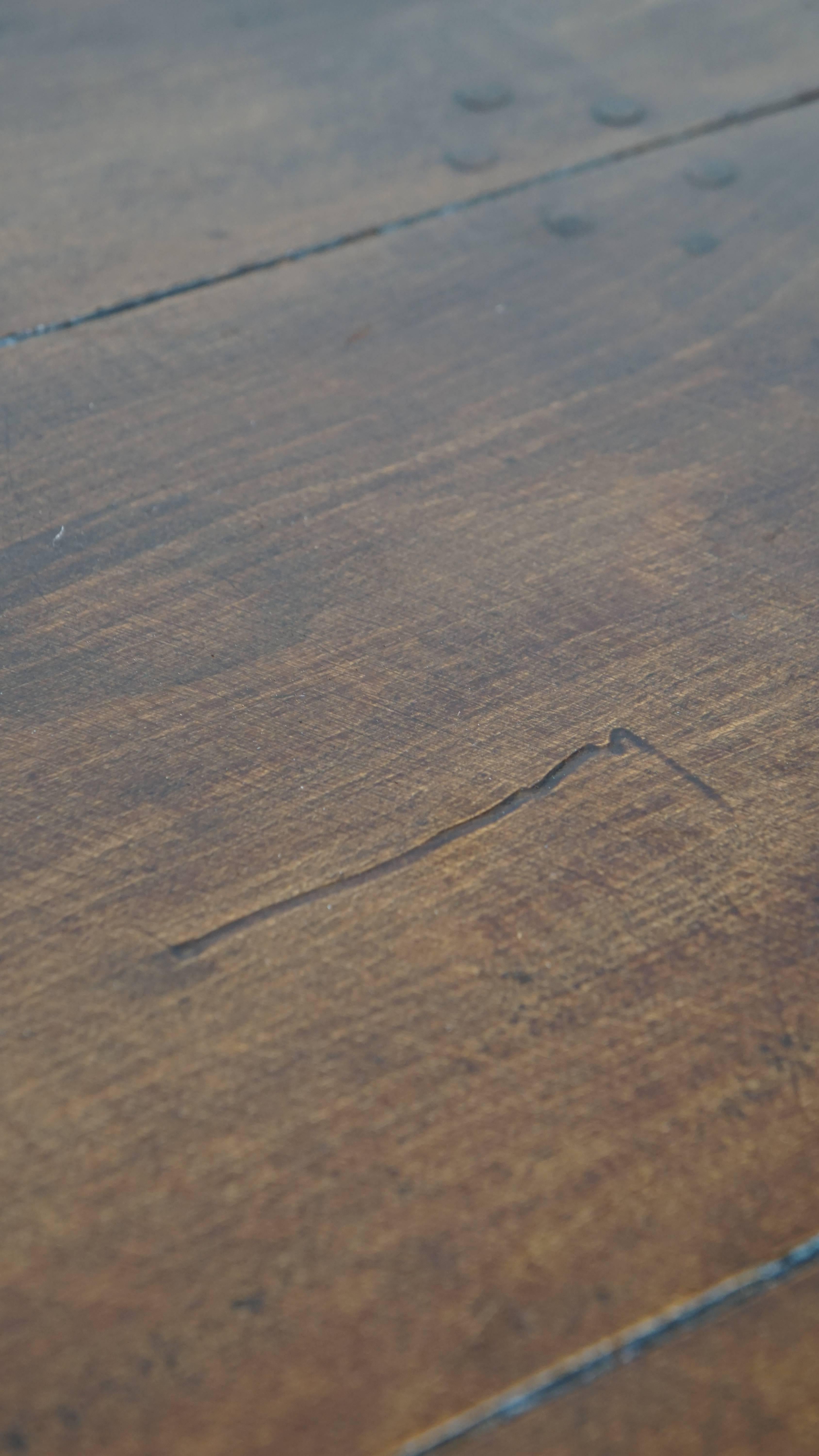 Mesa baja Antique French de madera de frutal con 5 cajones en venta 7