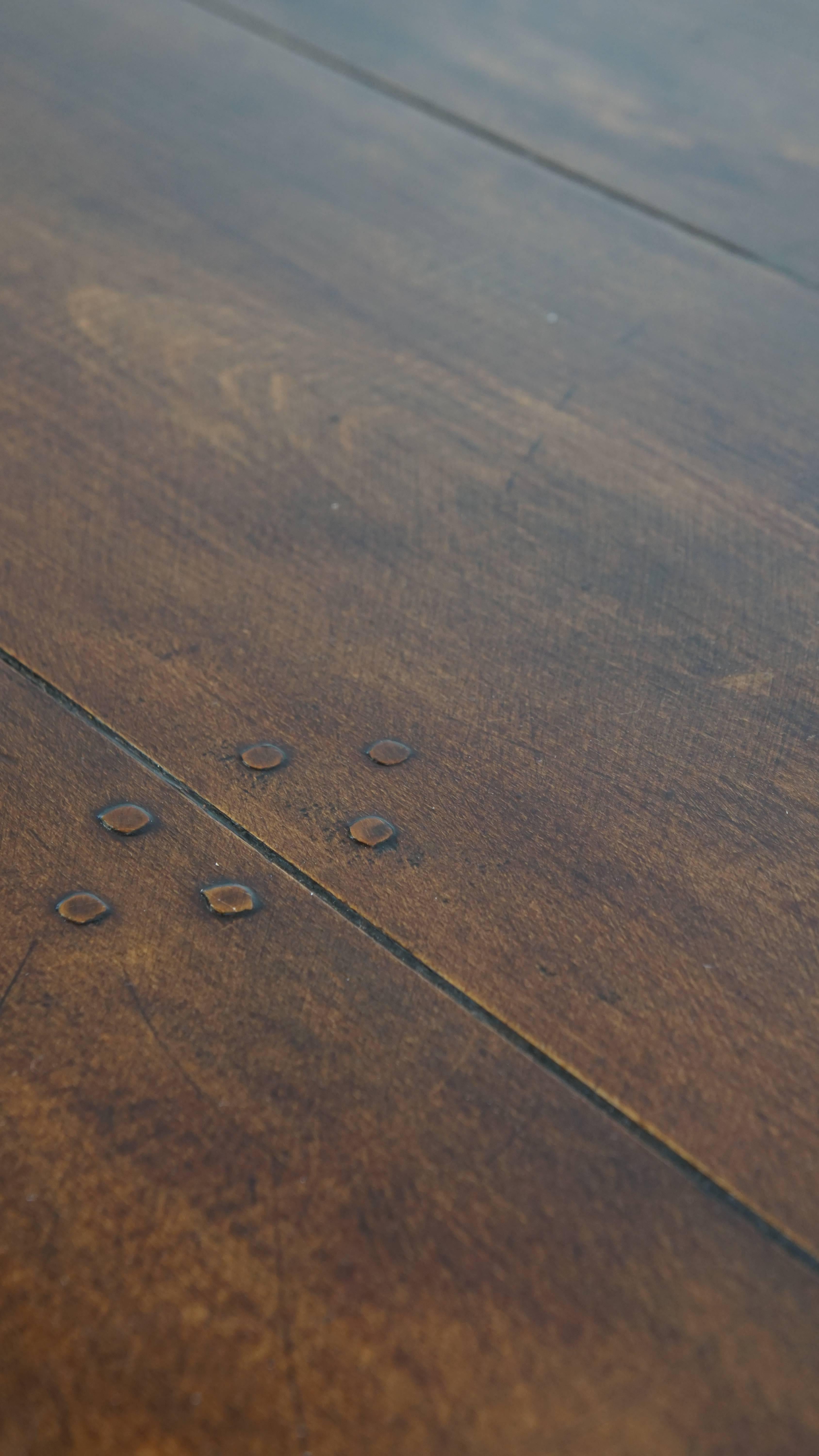 Mesa baja Antique French de madera de frutal con 5 cajones en venta 9