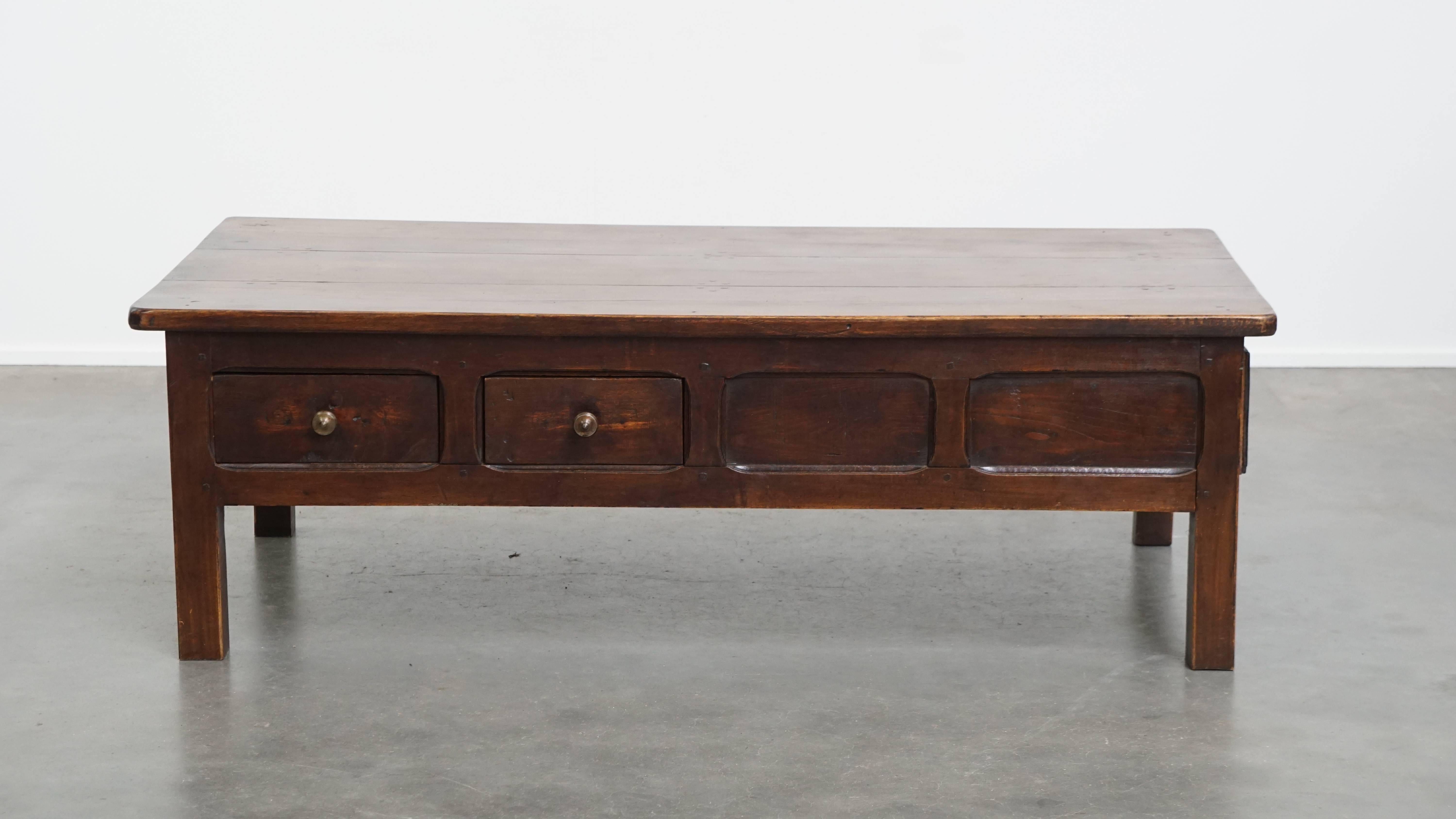 Aquí se ofrece esta hermosa y singular mesa de centro francesa antigua de madera de frutal, con 5 cajones y una pátina encantadora.
Esta encantadora mesa de centro antigua llama la atención tanto en interiores clásicos como modernos. Presume de un