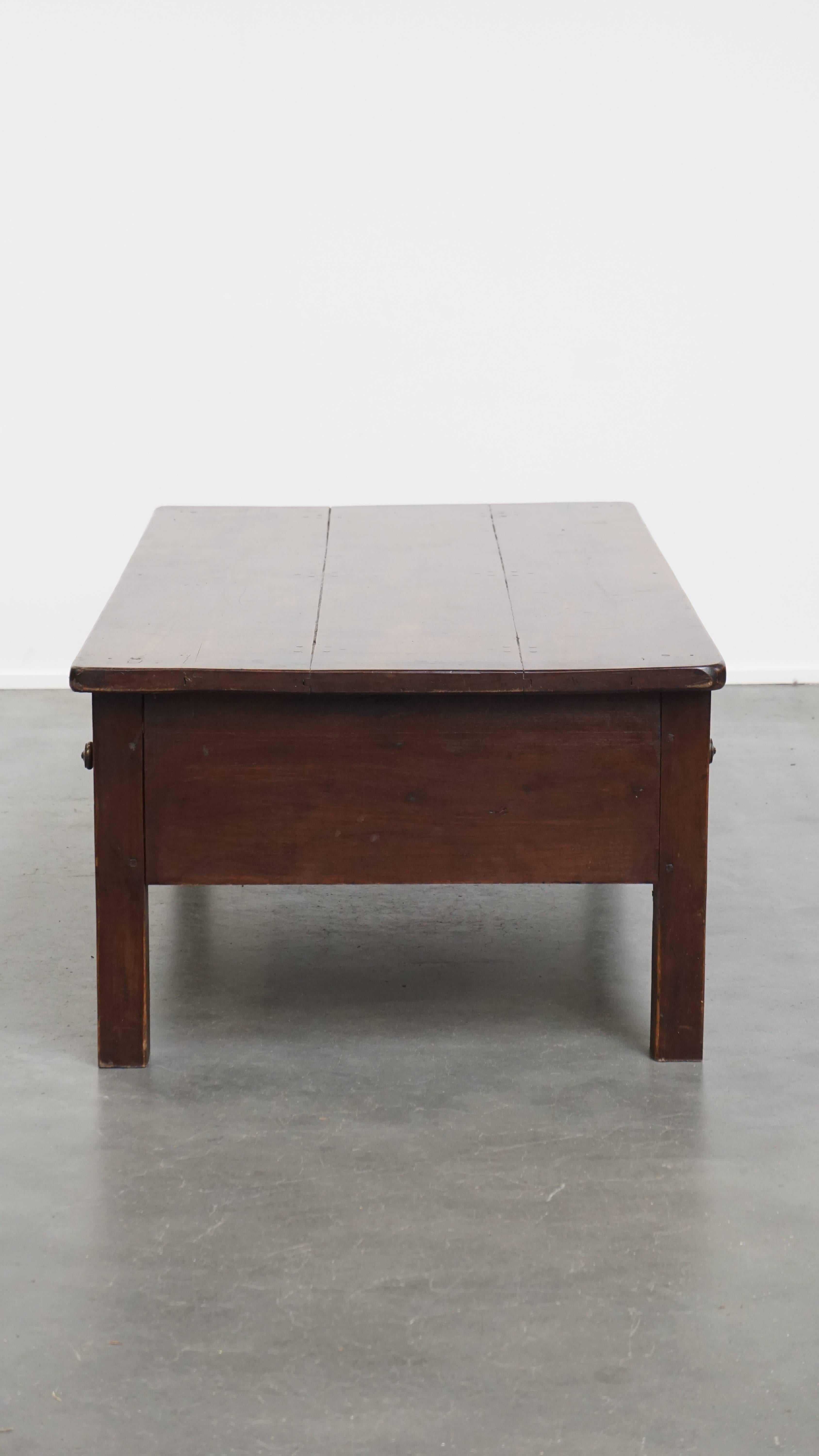 Mesa baja Antique French de madera de frutal con 5 cajones Romano clásico en venta