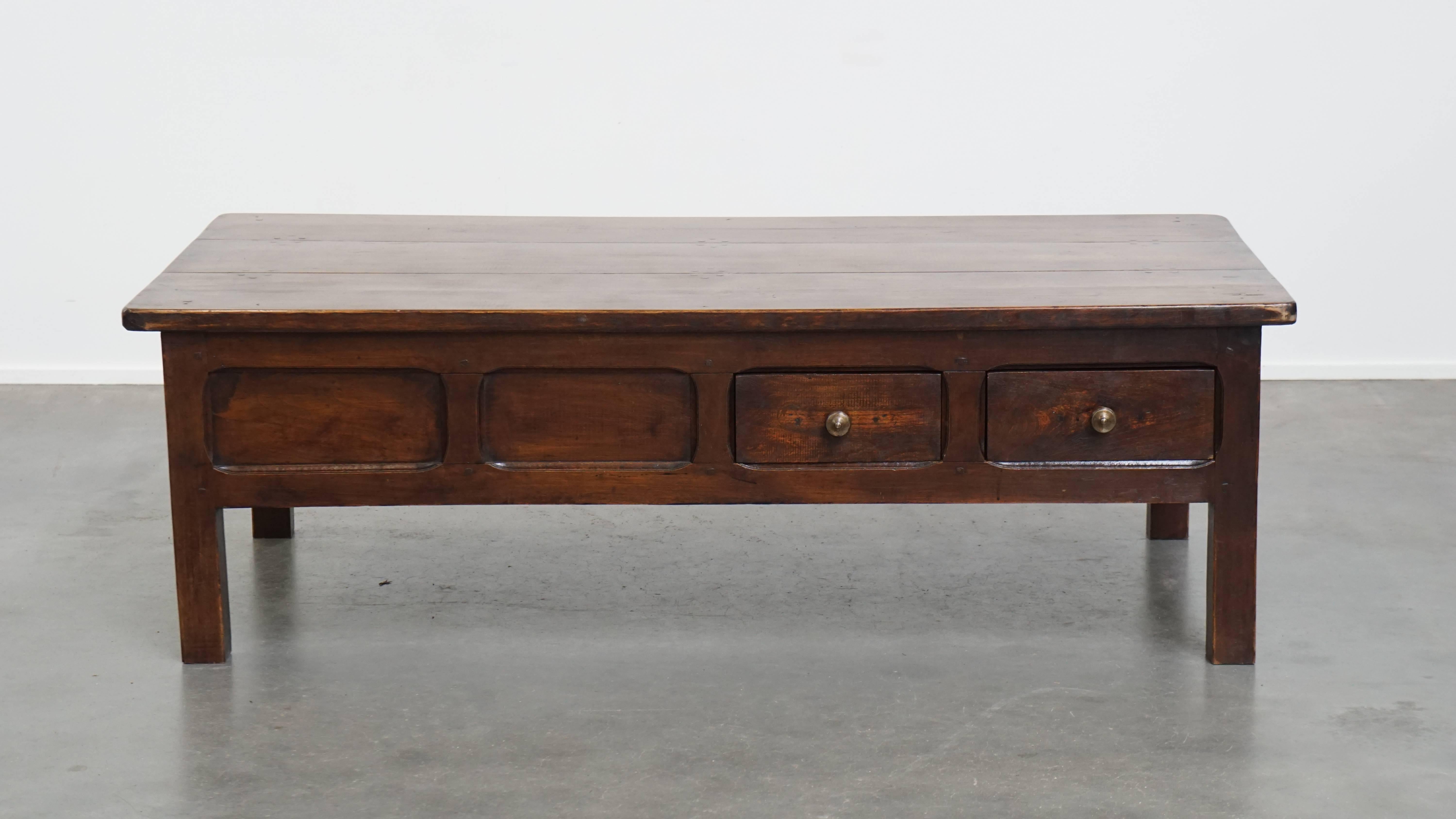 Mesa baja Antique French de madera de frutal con 5 cajones Hecho a mano en venta