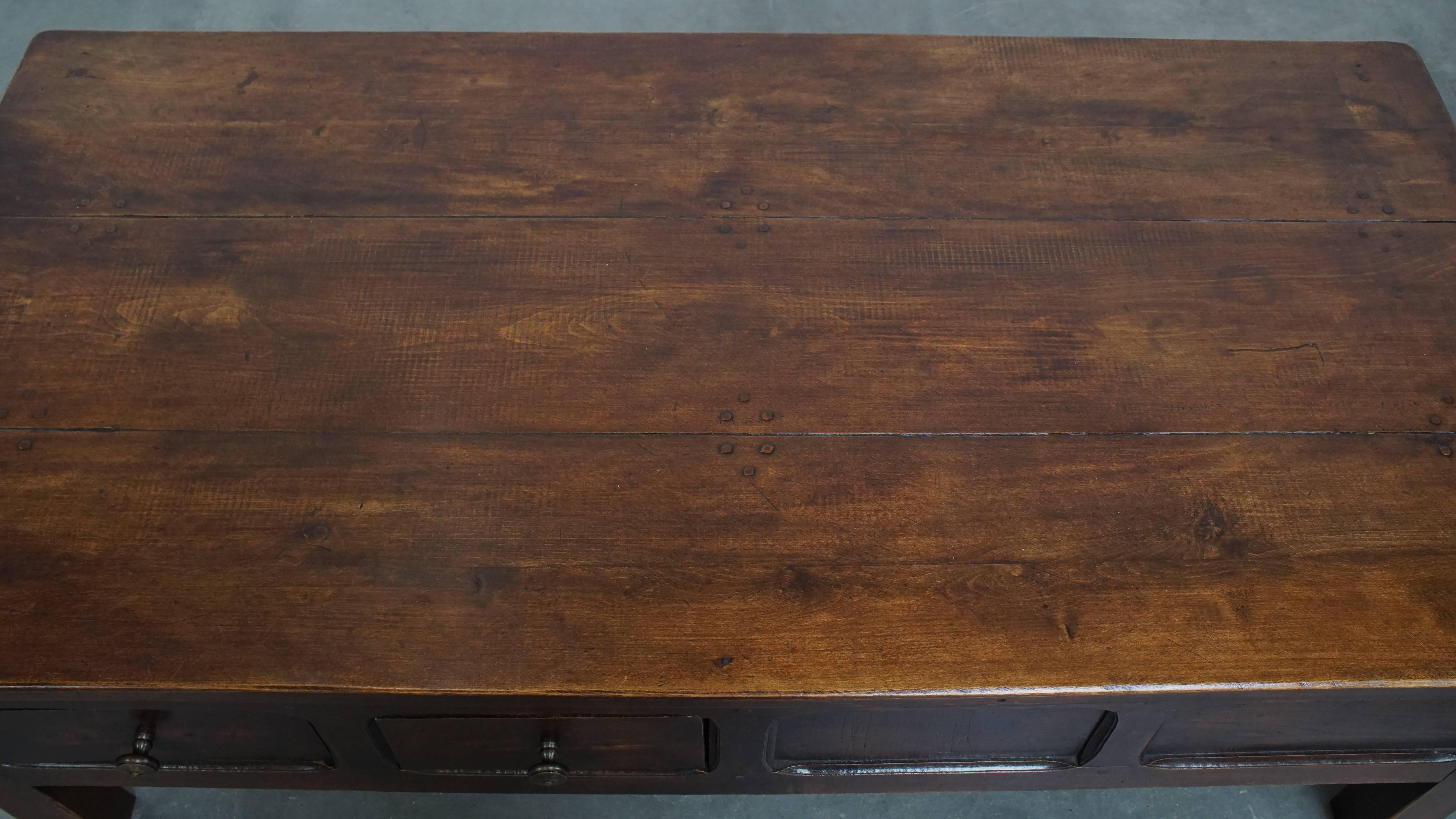 Mesa baja Antique French de madera de frutal con 5 cajones siglo XIX en venta
