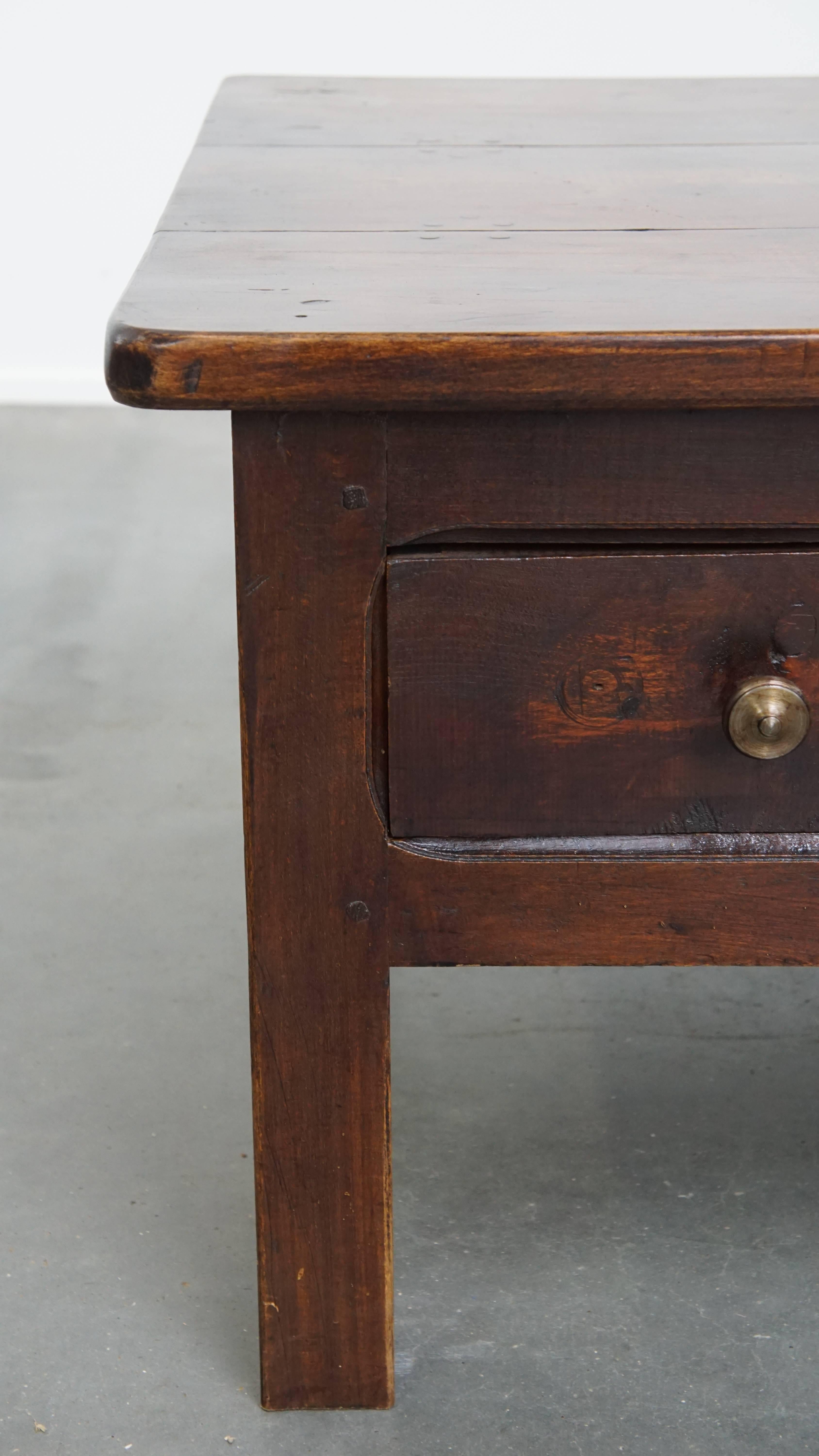 Mesa baja Antique French de madera de frutal con 5 cajones Madera en venta