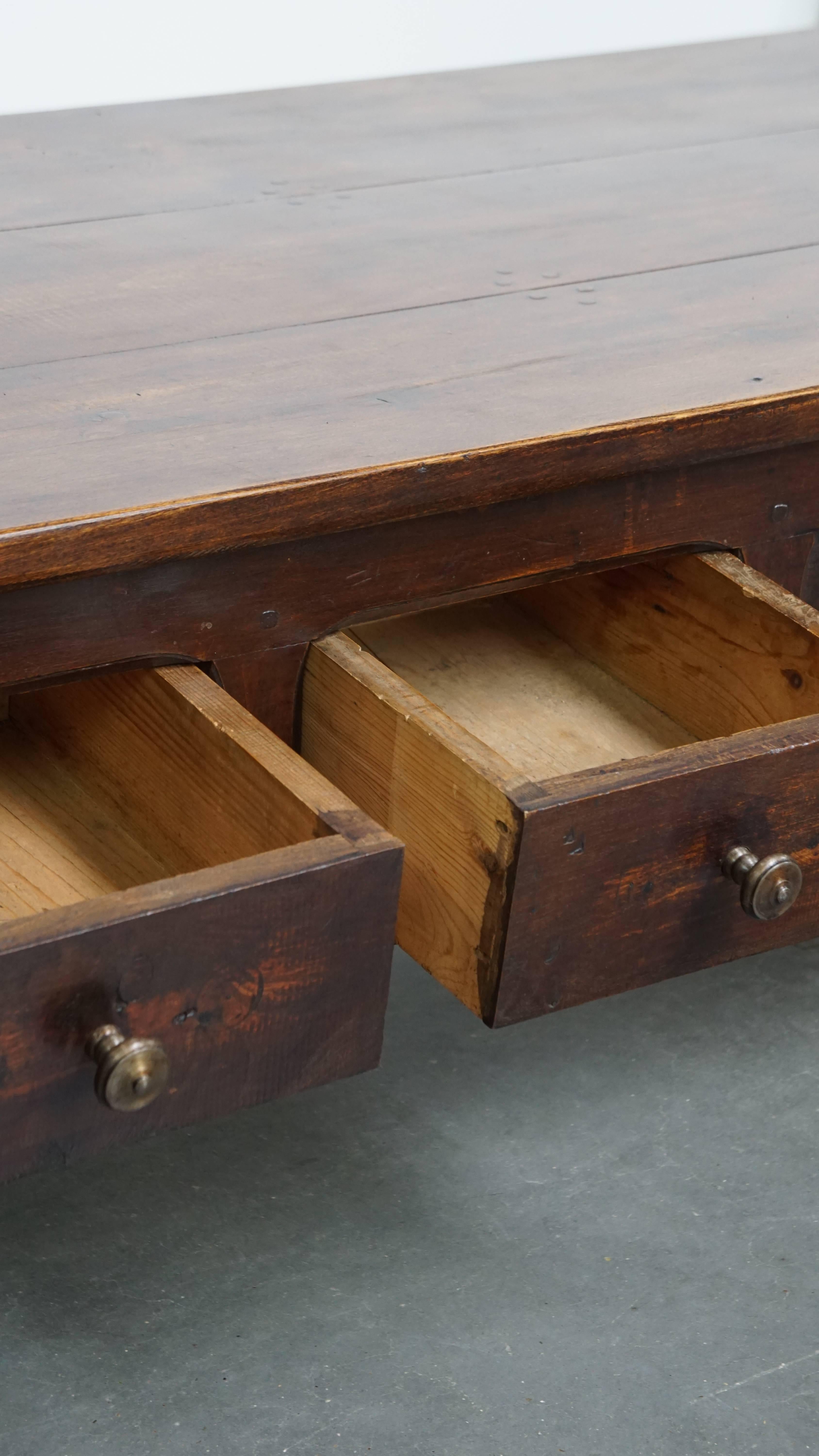 Mesa baja Antique French de madera de frutal con 5 cajones en venta 1
