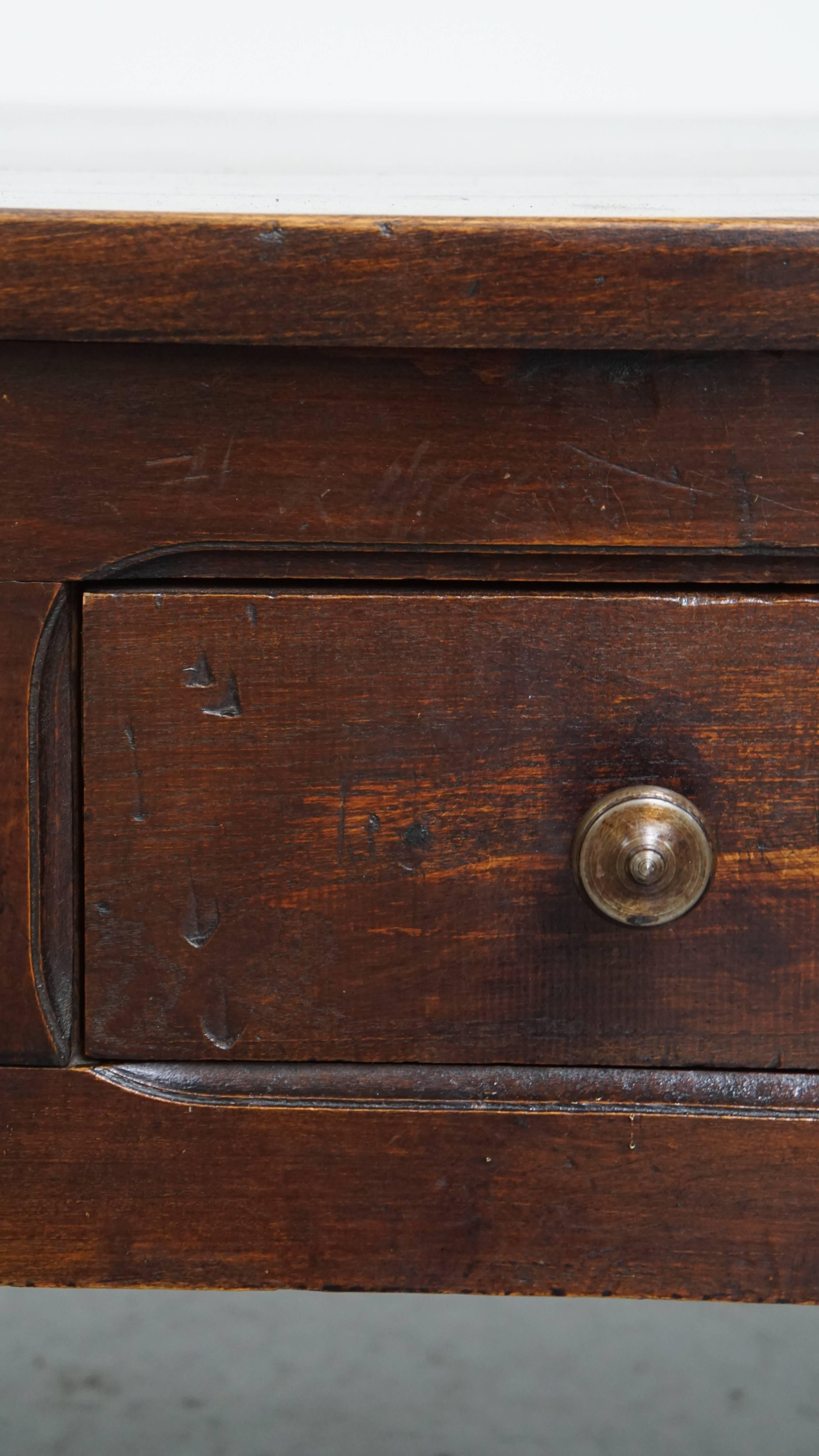 Mesa baja Antique French de madera de frutal con 5 cajones en venta 2