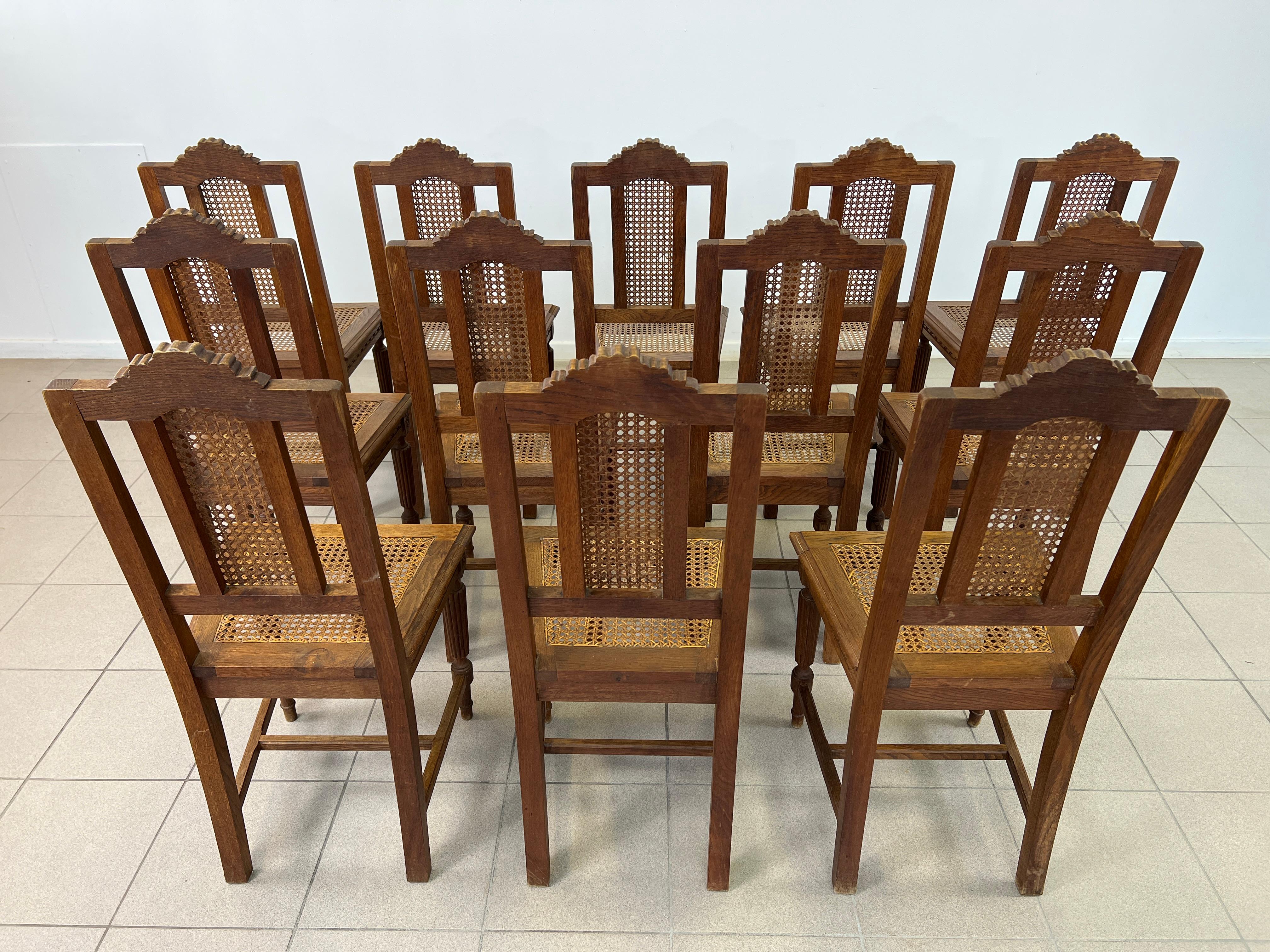 Antique French Colonial Rattan Dining Chairs – Set of 12 im Zustand „Relativ gut“ im Angebot in Bridgeport, CT