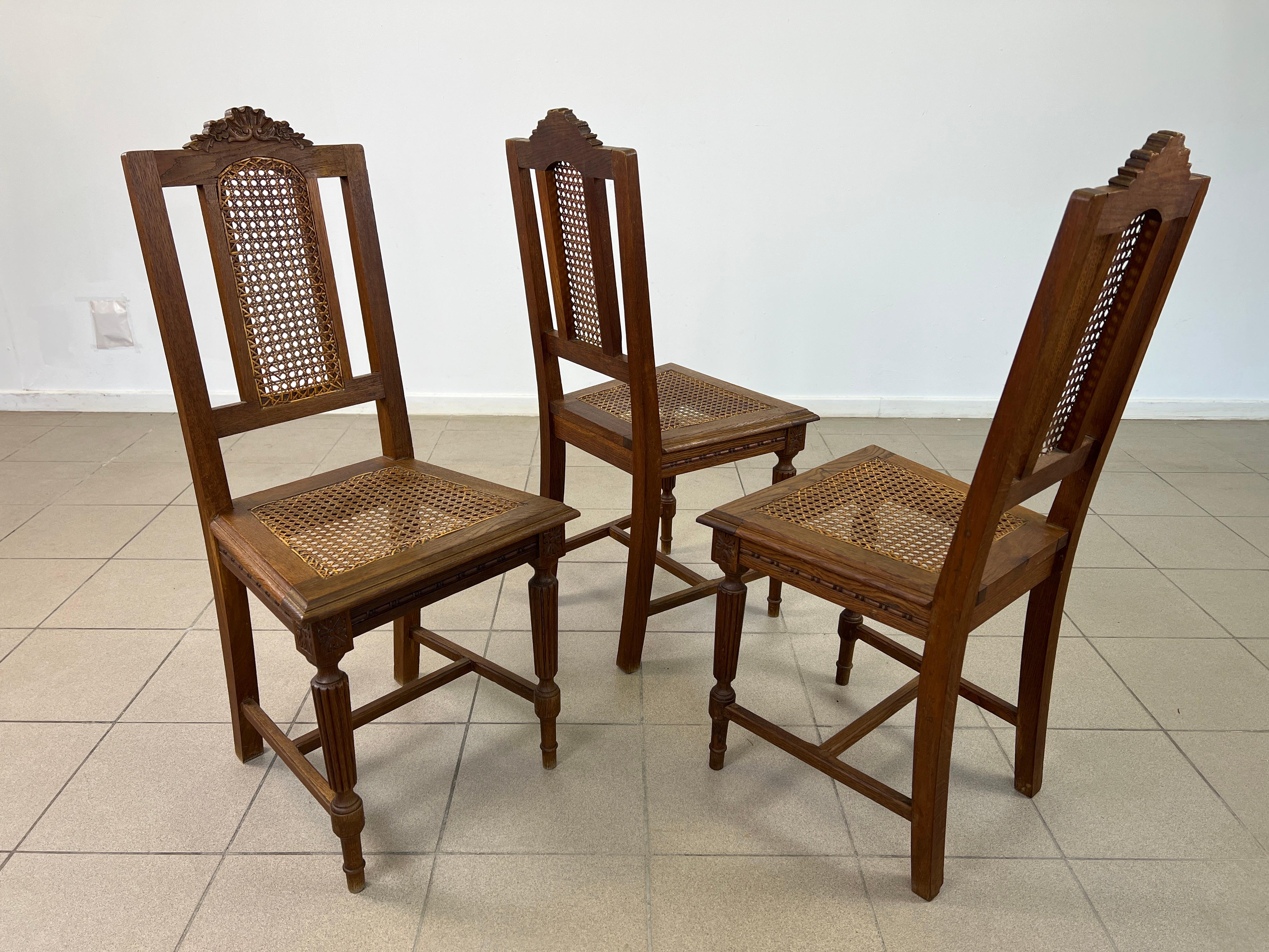 Antique French Colonial Rattan Dining Chairs – Set of 12 (20. Jahrhundert) im Angebot