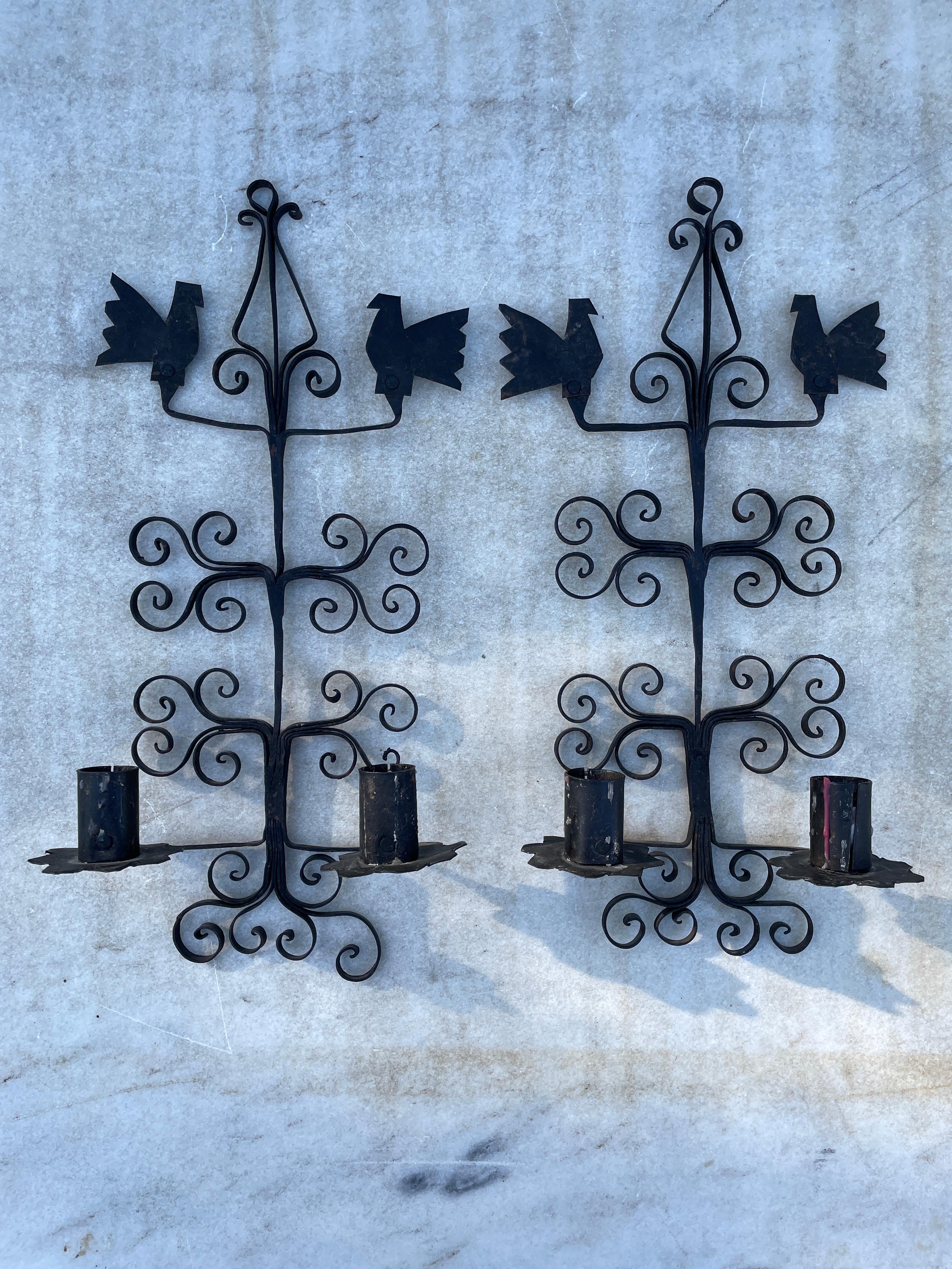 Réparation de l'applique droite, de la douille de bougie du côté droit. Restes de cire sur les deux appliques. Les 4 vieilles bougies qui ont été achetées avec ces bougies, et qui sont montrées dans les images, sont incluses. 

Chaque applique