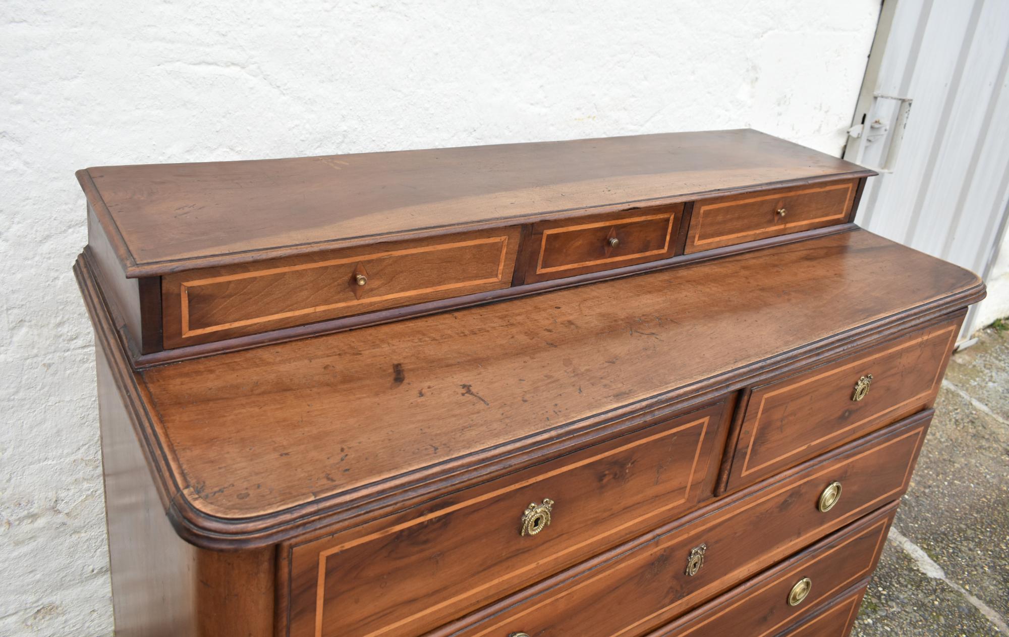Commode française ancienne en noyer Début du 19ème siècle en vente 2