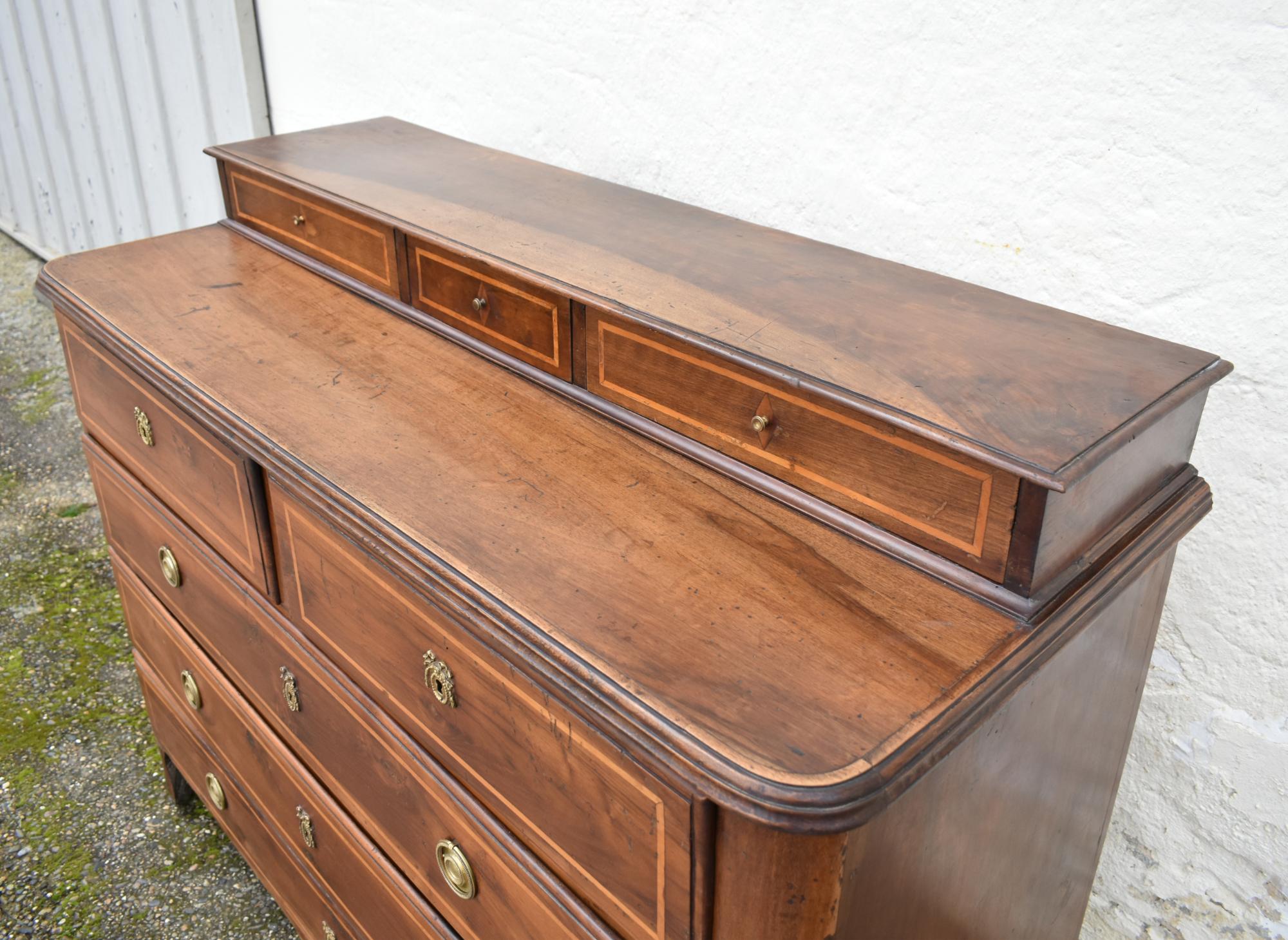 Commode française ancienne en noyer Début du 19ème siècle en vente 3