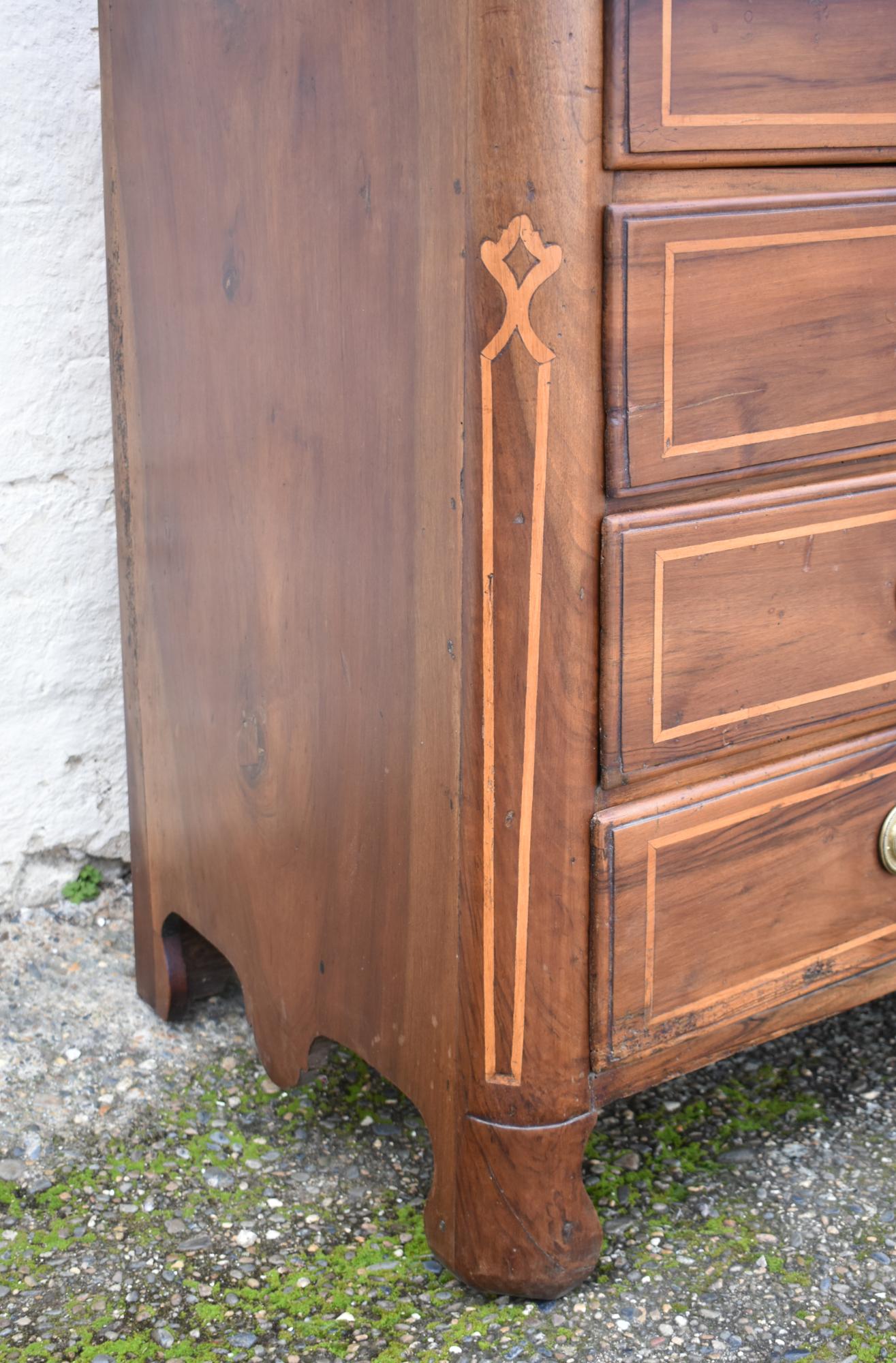 Commode française ancienne en noyer Début du 19ème siècle en vente 4