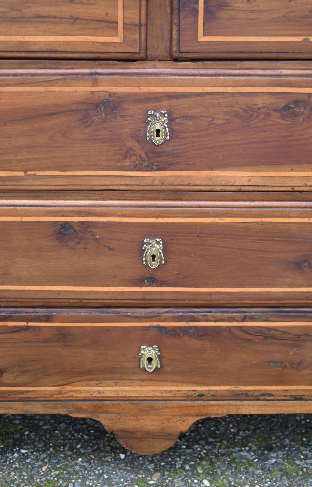 Commode française ancienne en noyer Début du 19ème siècle en vente 5
