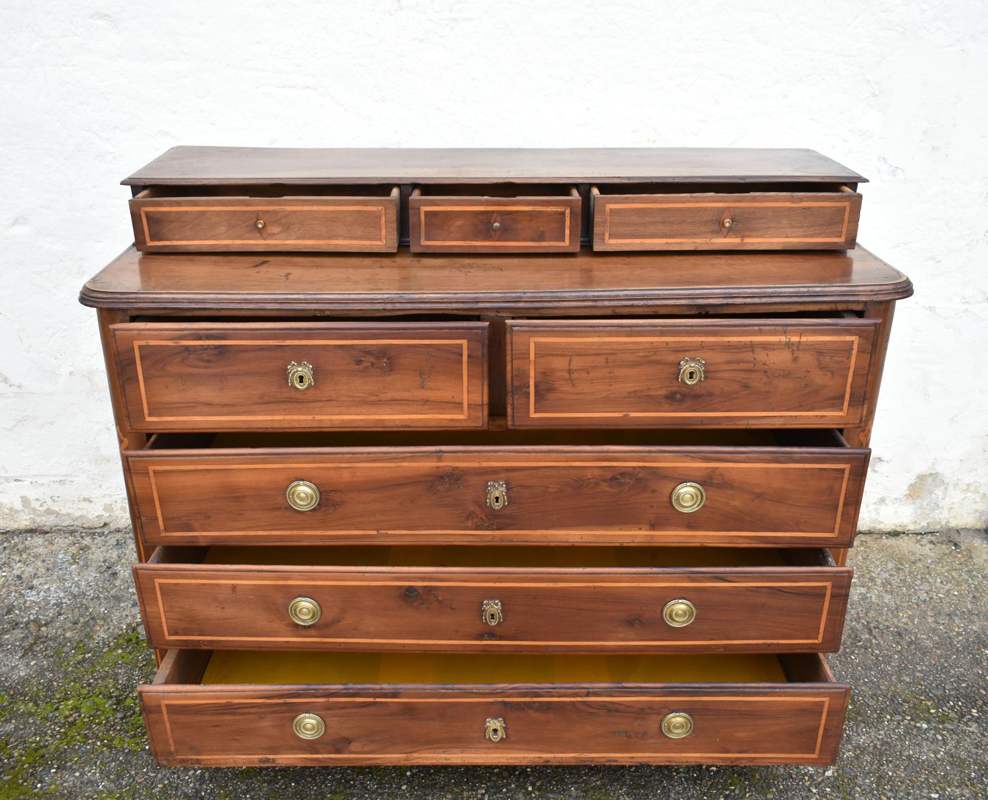 Commode française ancienne en noyer Début du 19ème siècle en vente 7