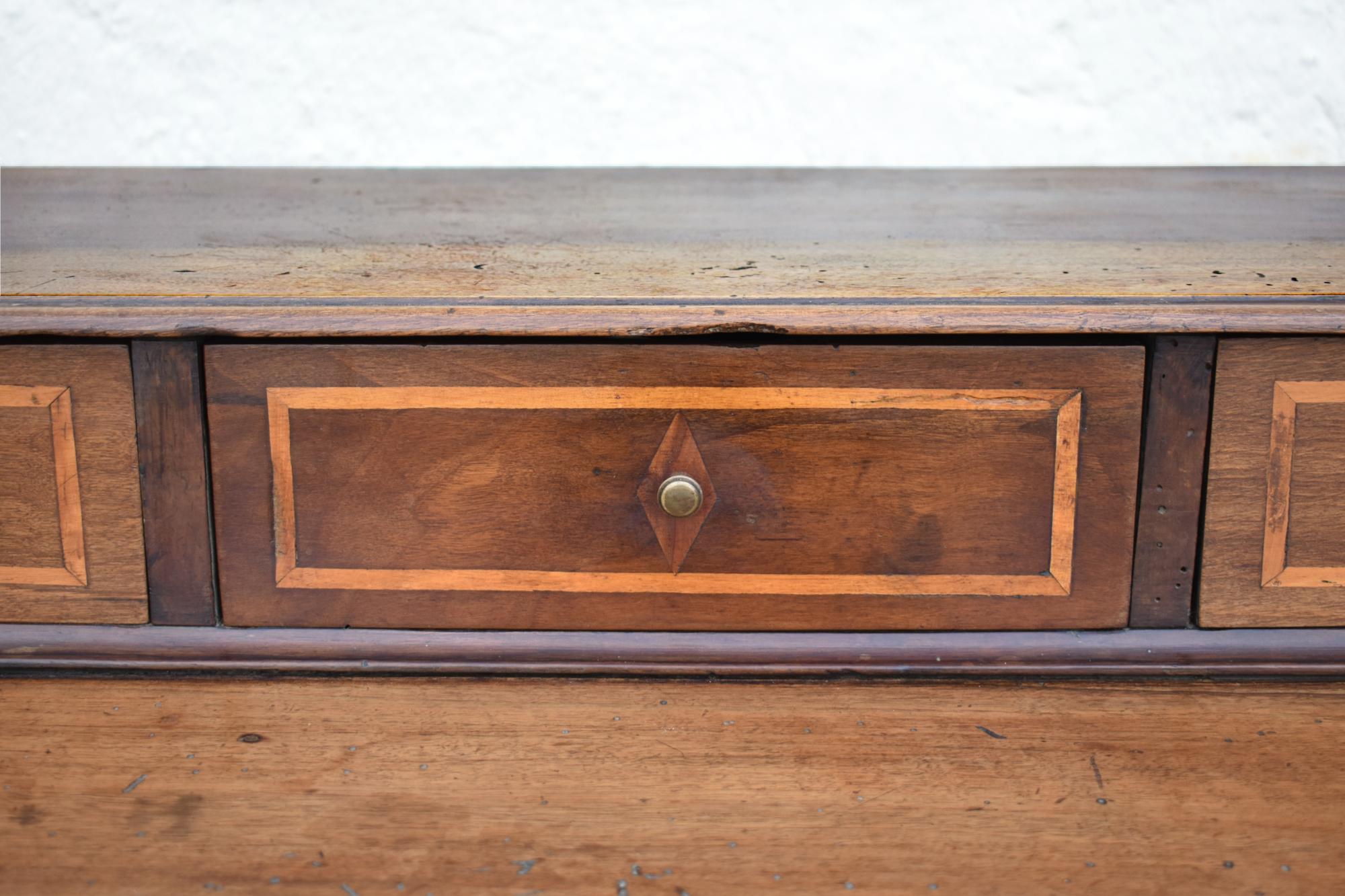Commode française ancienne en noyer Début du 19ème siècle en vente 8