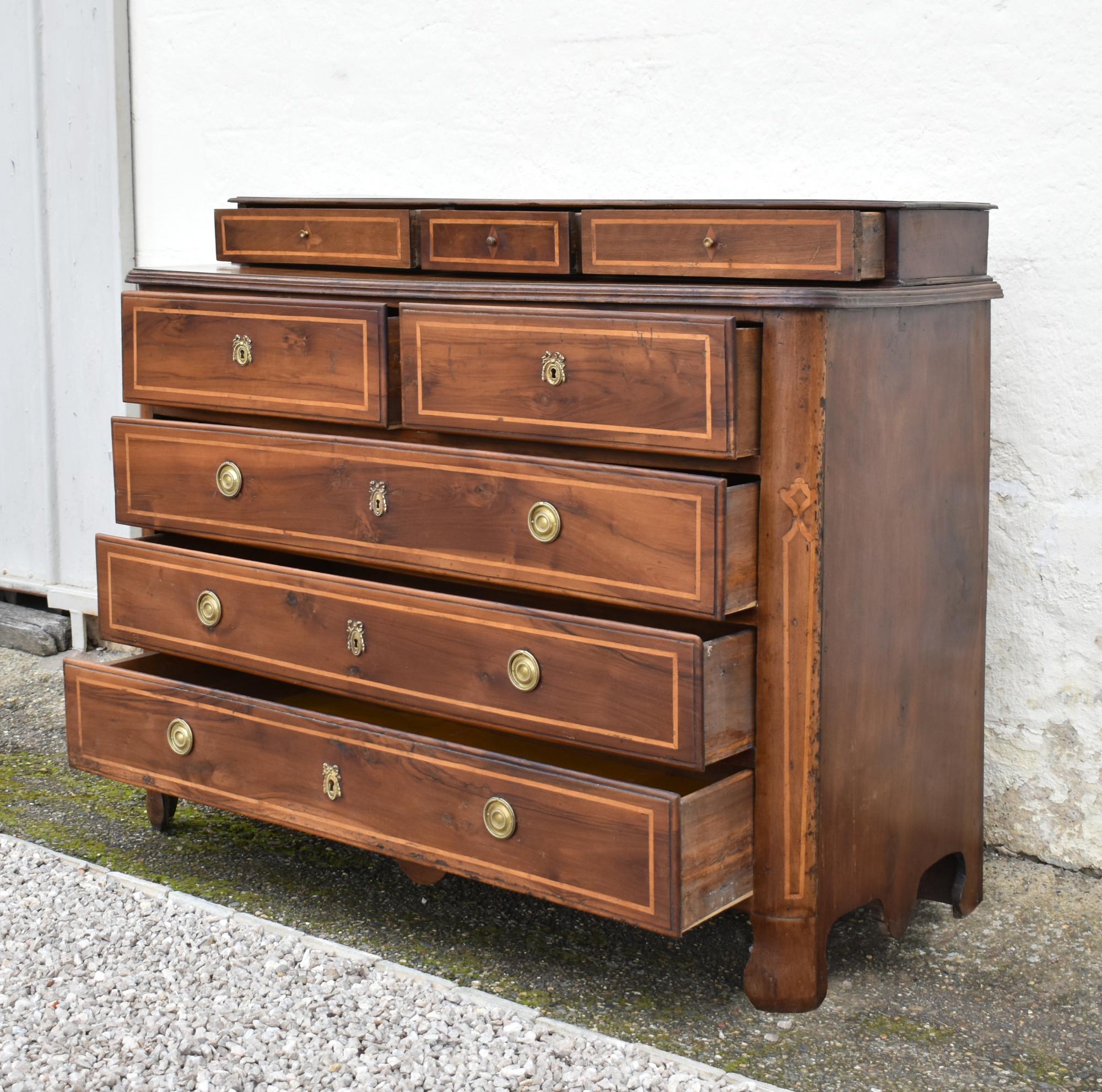 Commode française ancienne en noyer Début du 19ème siècle en vente 9