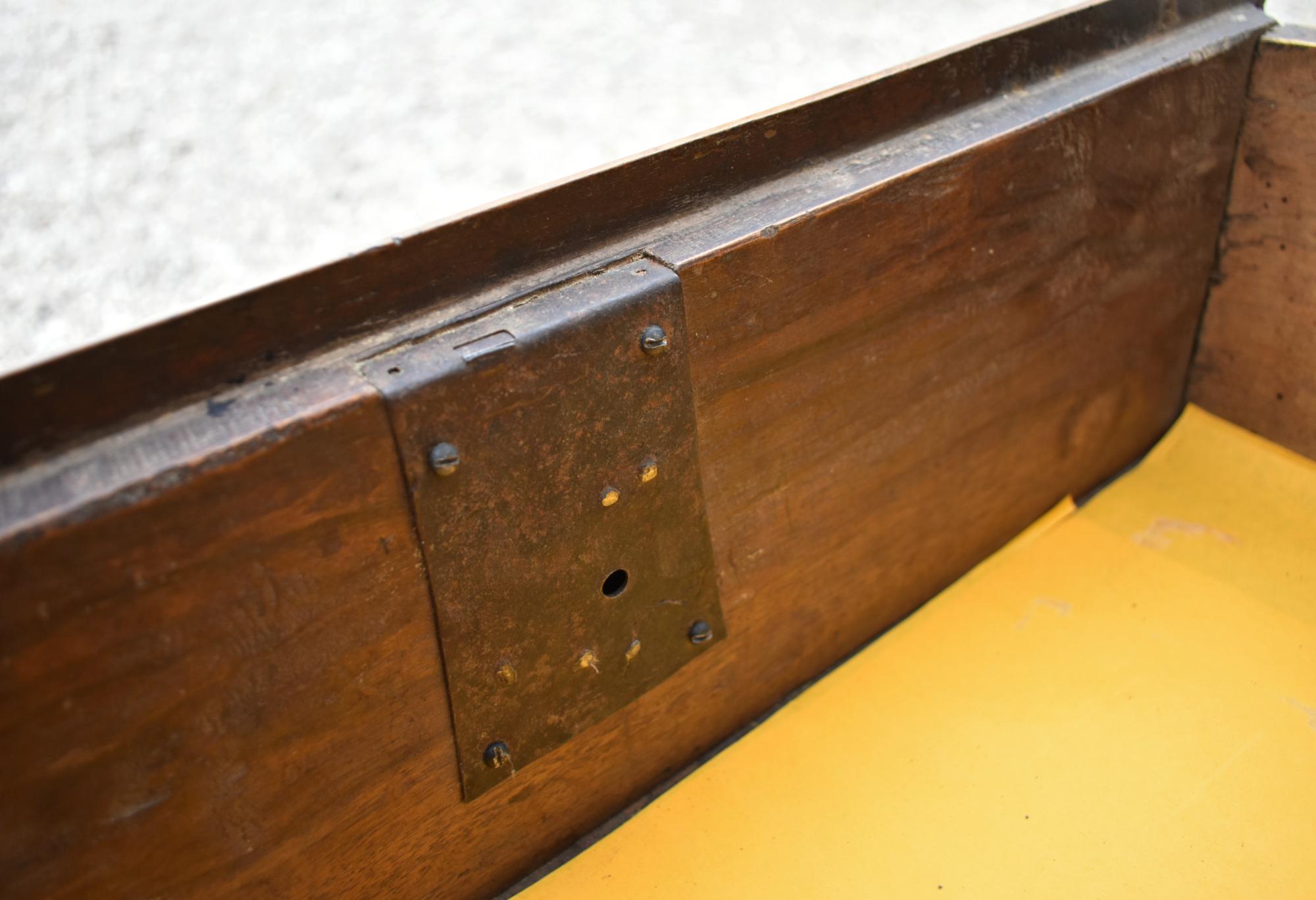 Commode française ancienne en noyer Début du 19ème siècle en vente 10
