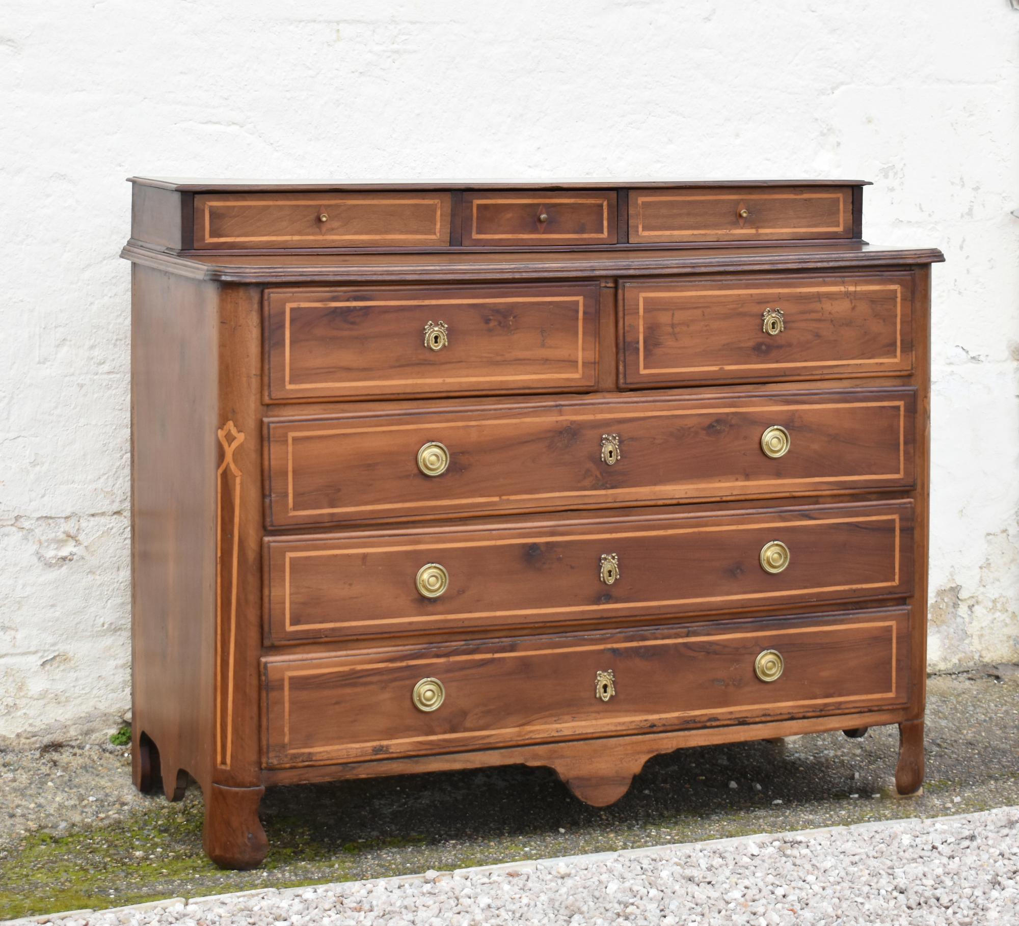Commode française ancienne en noyer Début du 19ème siècle 

Rare et remarquable commode en noyer de l'Est de la France, dotée d'une petite banque de tiroirs sur la surface supérieure. 

Cette commode à gradin est construite en noyer massif avec des