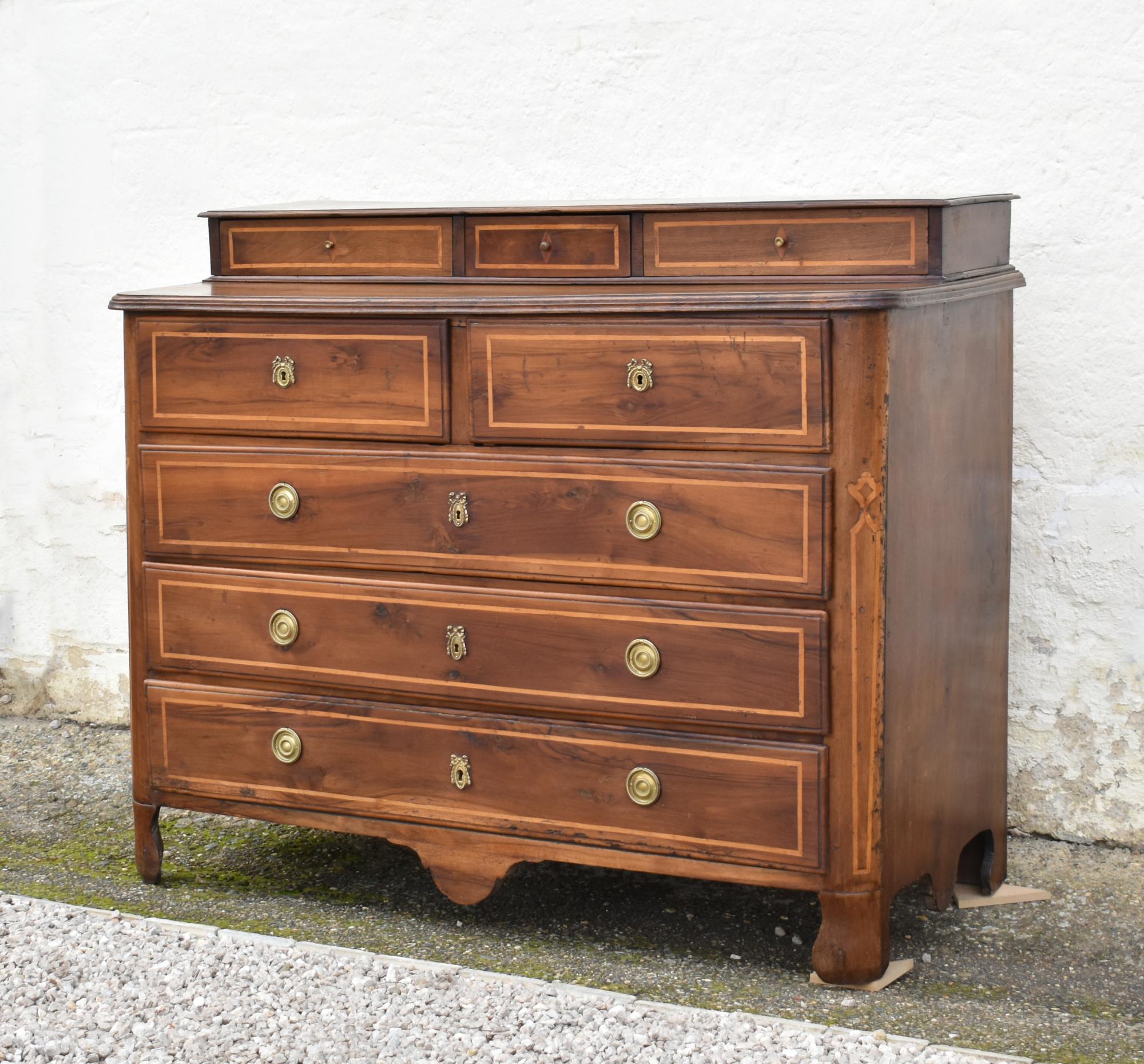 Autre Commode française ancienne en noyer Début du 19ème siècle en vente