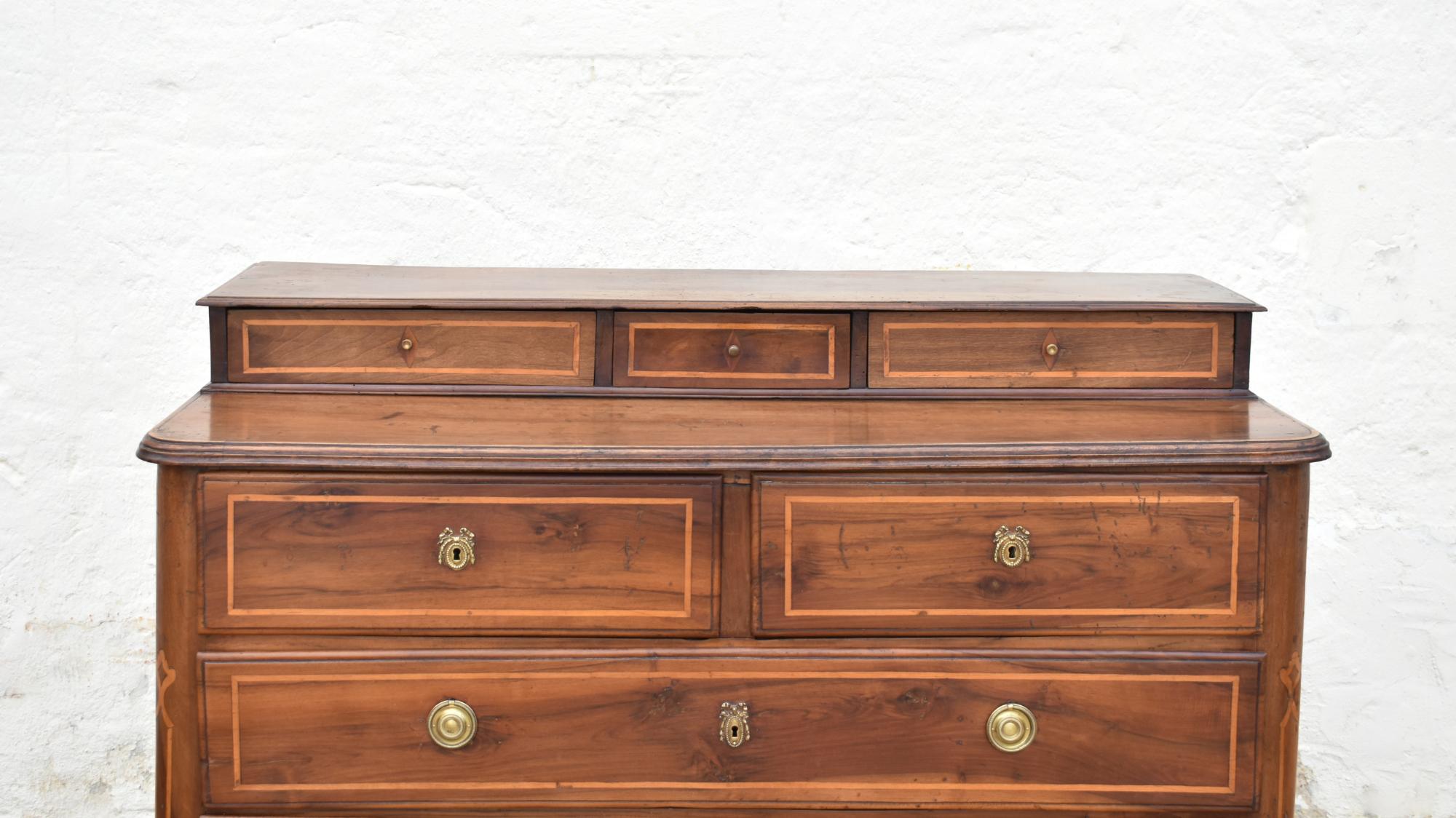 Français Commode française ancienne en noyer Début du 19ème siècle en vente