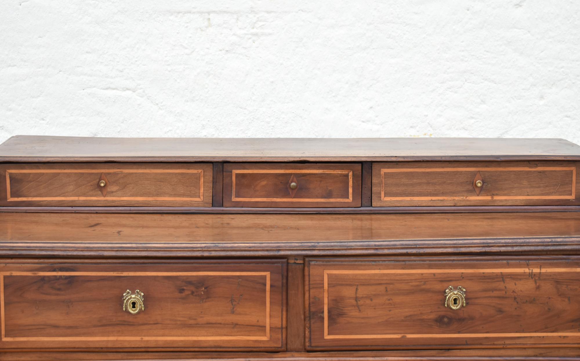 Incrusté Commode française ancienne en noyer Début du 19ème siècle en vente