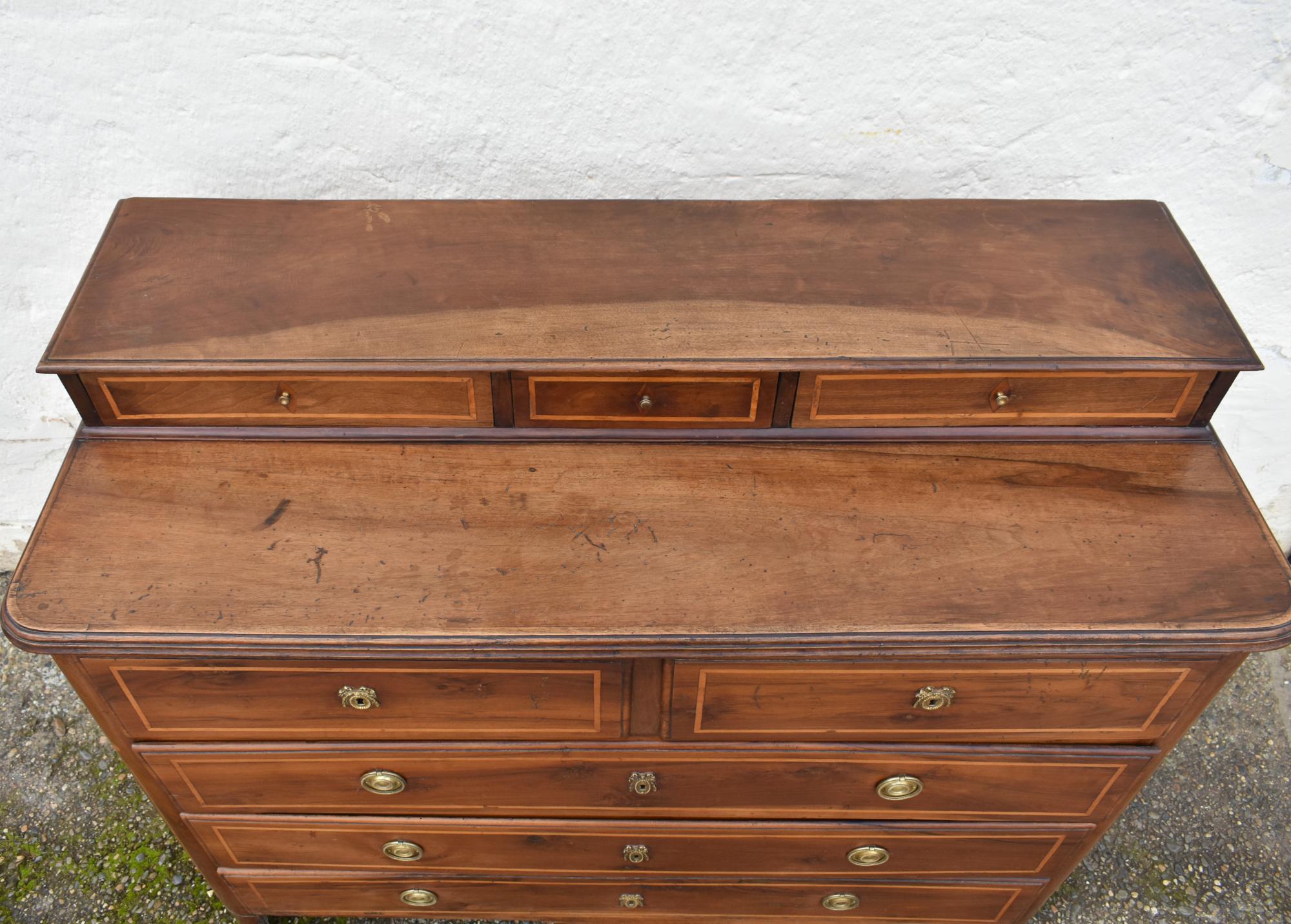 Commode française ancienne en noyer Début du 19ème siècle en vente 1