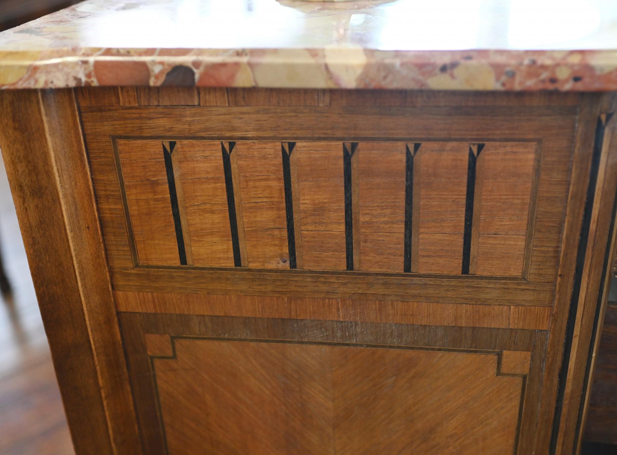 Eleganza della commode francese del XIX secolo in stile Luigi XVI
Un design pulito e minimale che si adatta bene agli interni moderni.
Tre ampi cassetti per un ampio spazio di archiviazione e una forma a spacco nella parte anteriore.
Bel disegno a