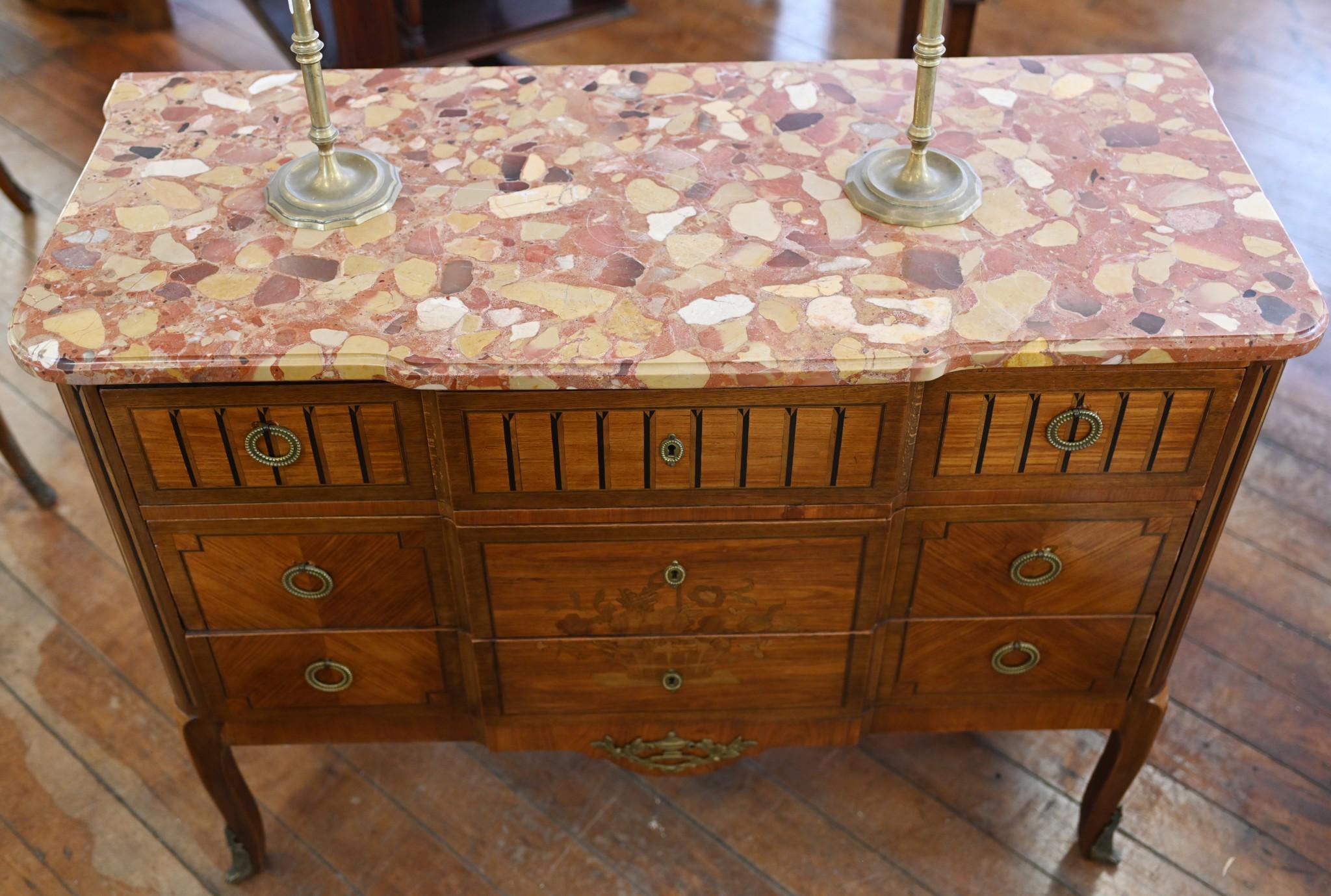 Antique French Commode Louis XVI Cassettiera intarsiata Breakfront In condizioni buone in vendita a Potters Bar, GB