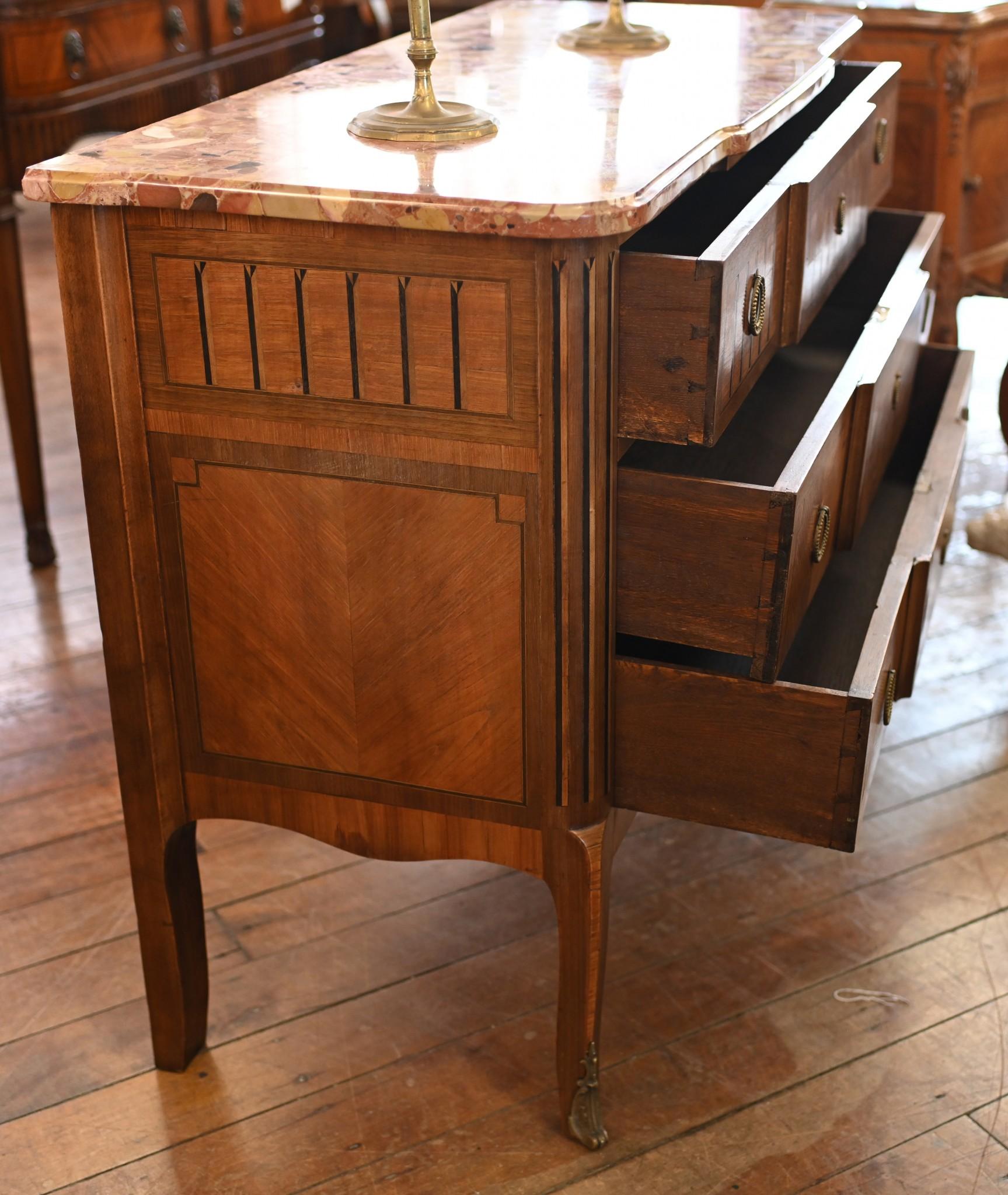 XIX secolo Antique French Commode Louis XVI Cassettiera intarsiata Breakfront in vendita