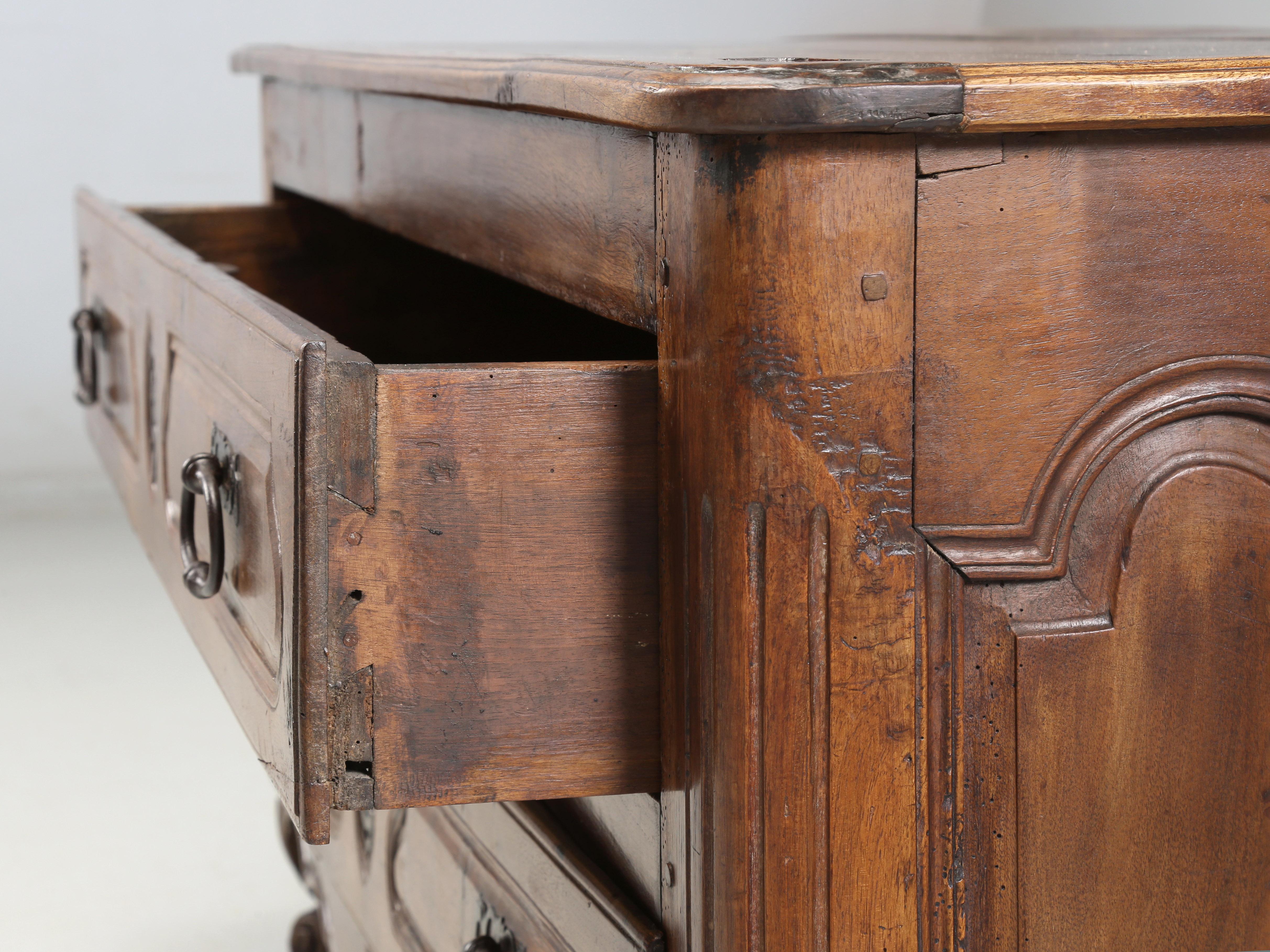 Ancienne Commode ou Pantalonnière Française en Noyer Grande Patina Non Restaurée c1700's en vente 3