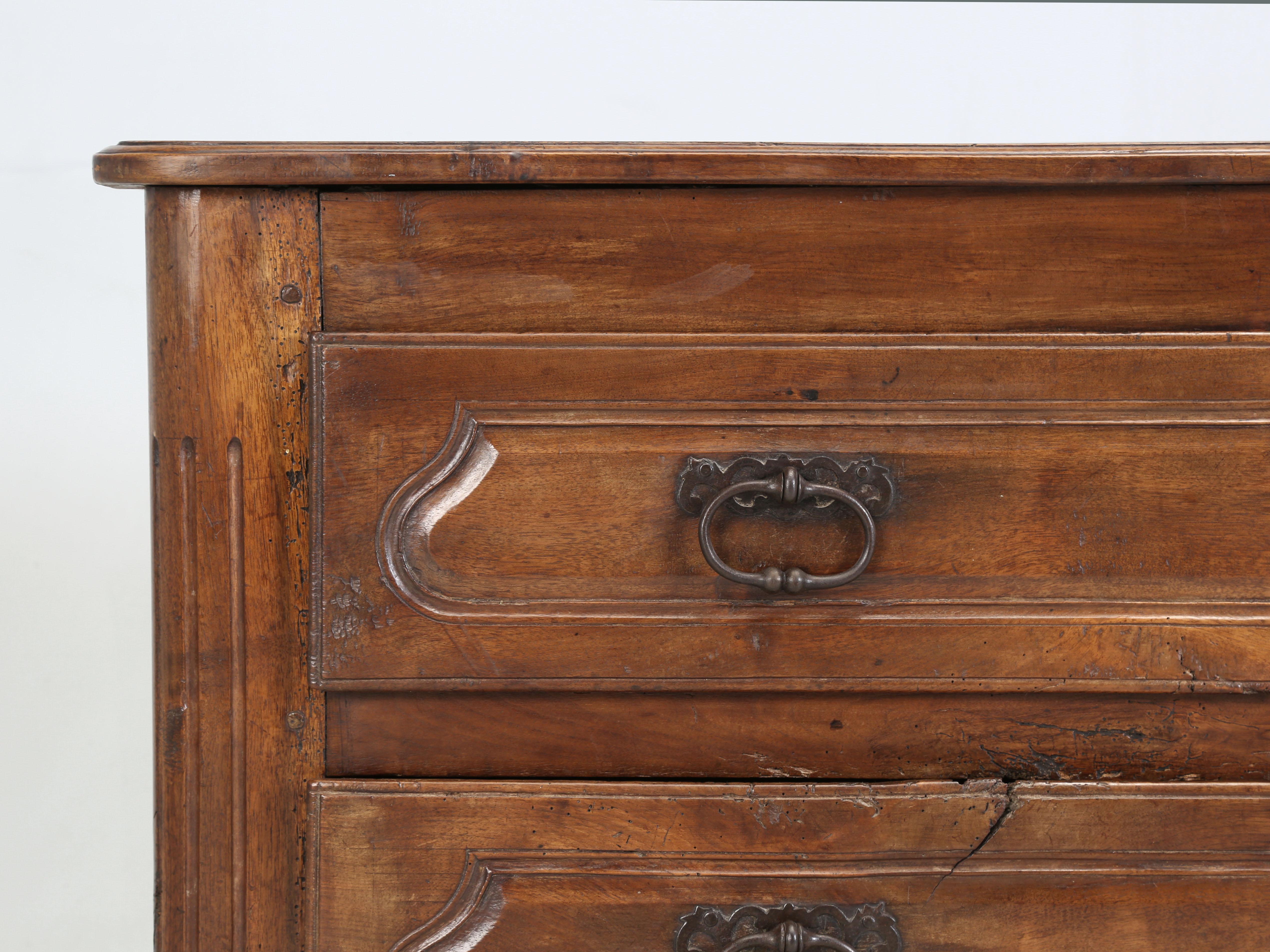 Ancienne Commode ou Pantalonnière Française en Noyer Grande Patina Non Restaurée c1700's en vente 4