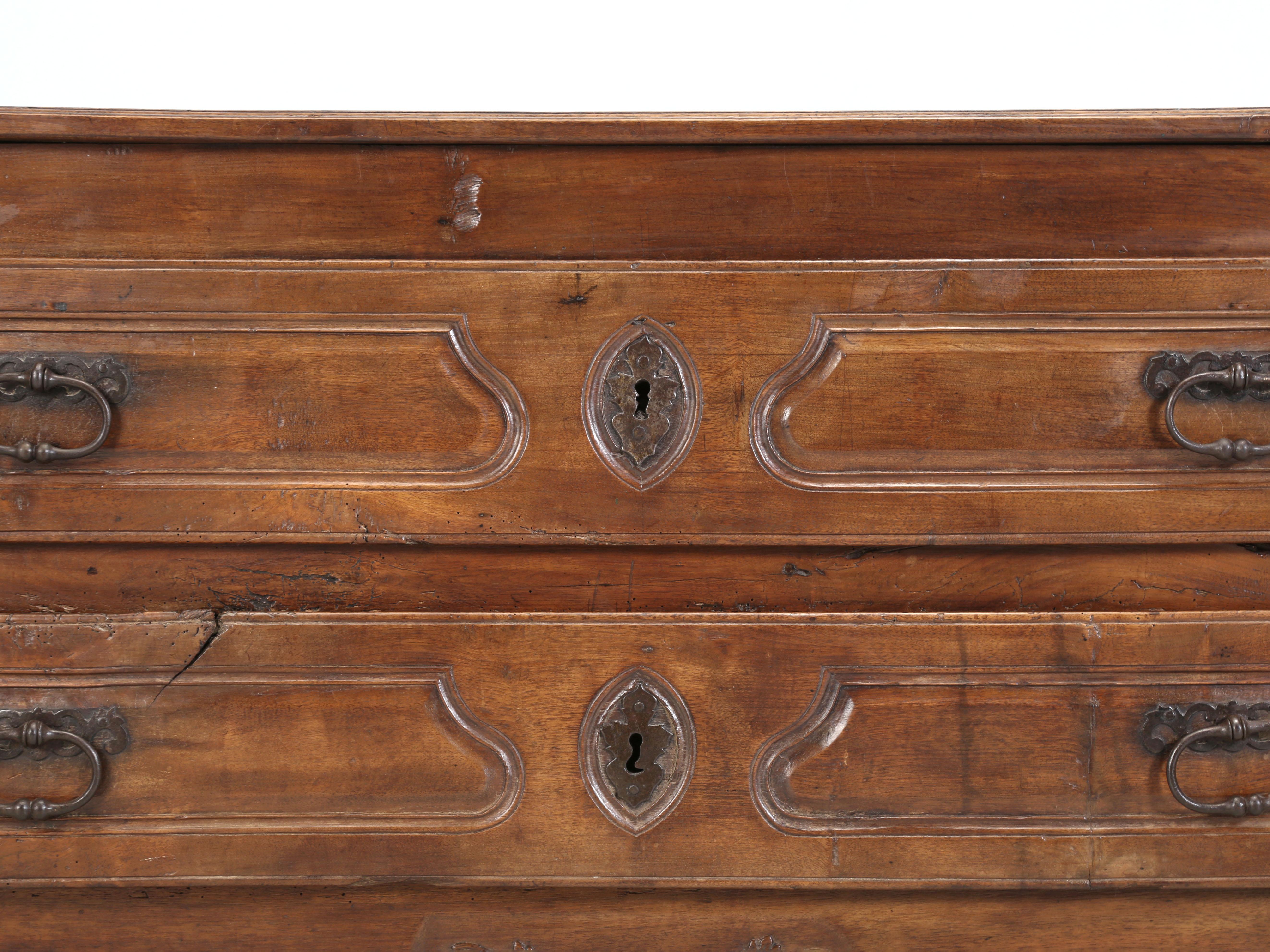 Ancienne Commode ou Pantalonnière Française en Noyer Grande Patina Non Restaurée c1700's en vente 5