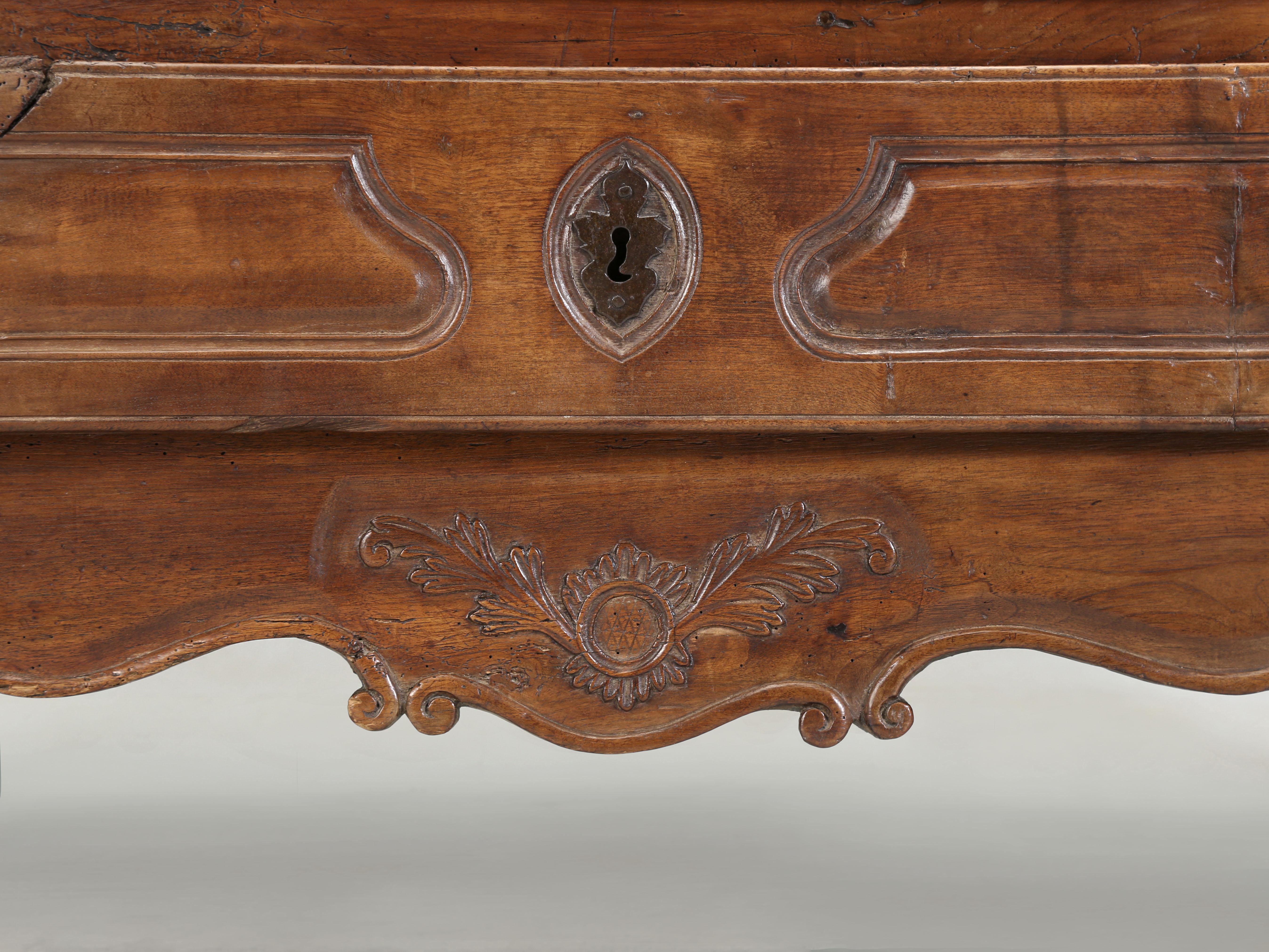 Ancienne Commode ou Pantalonnière Française en Noyer Grande Patina Non Restaurée c1700's en vente 6